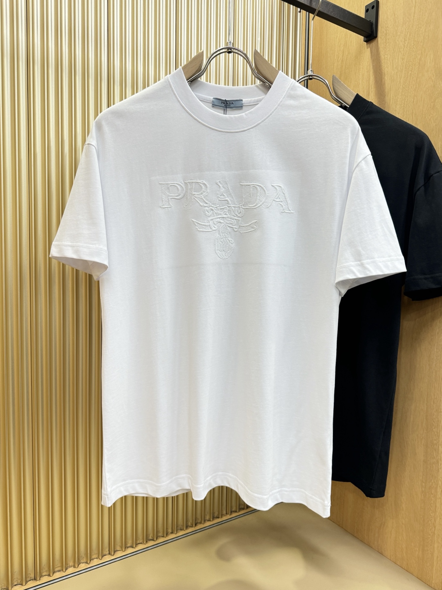 PRADA 普拉达 2026新款短袖T恤！走秀图案时尚休闲短袖T恤衫！设计logo设计！极具设计精选客供