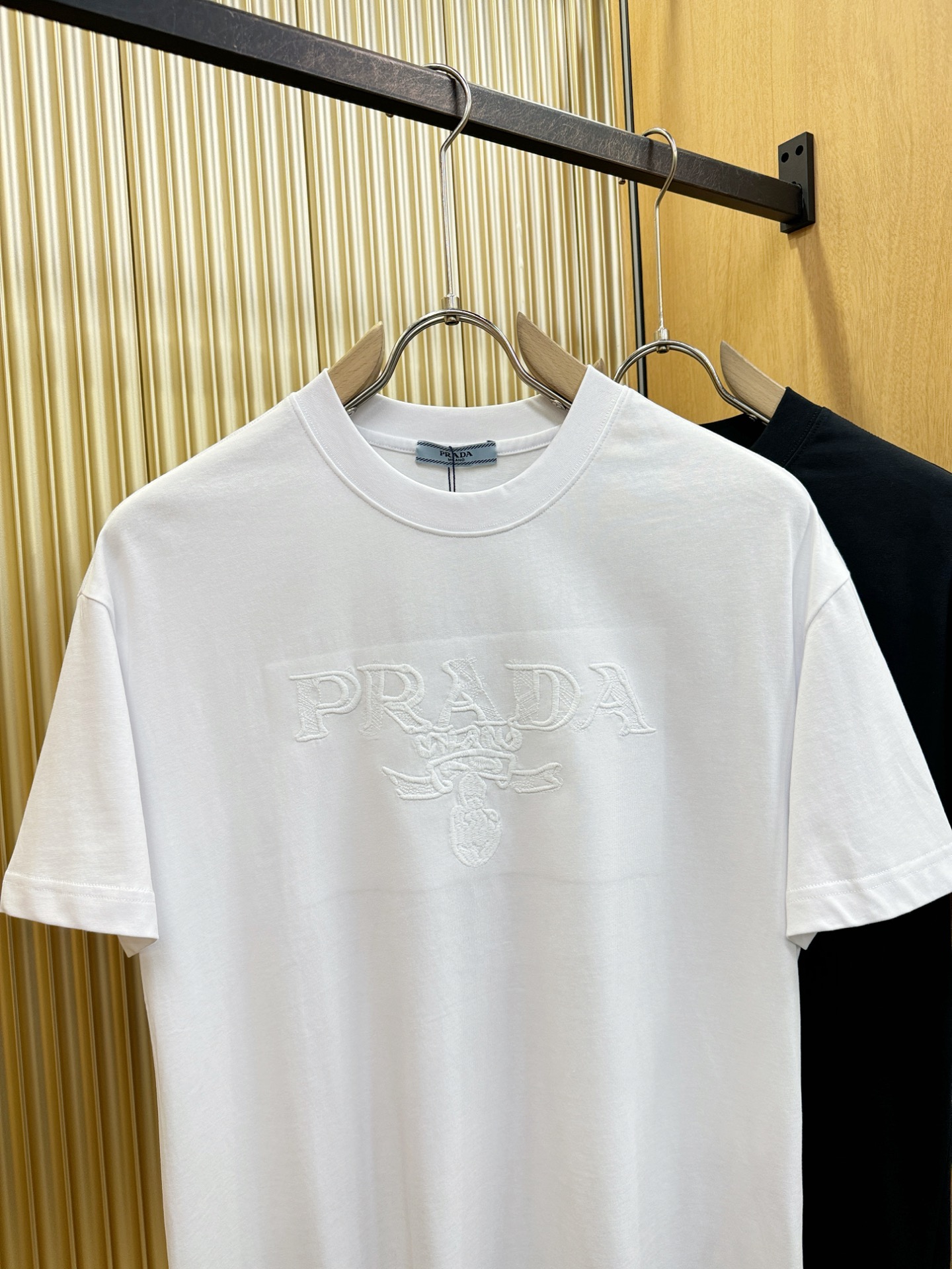 PRADA 普拉达 2026新款短袖T恤！走秀图案时尚休闲短袖T恤衫！设计logo设计！极具设计精选客供