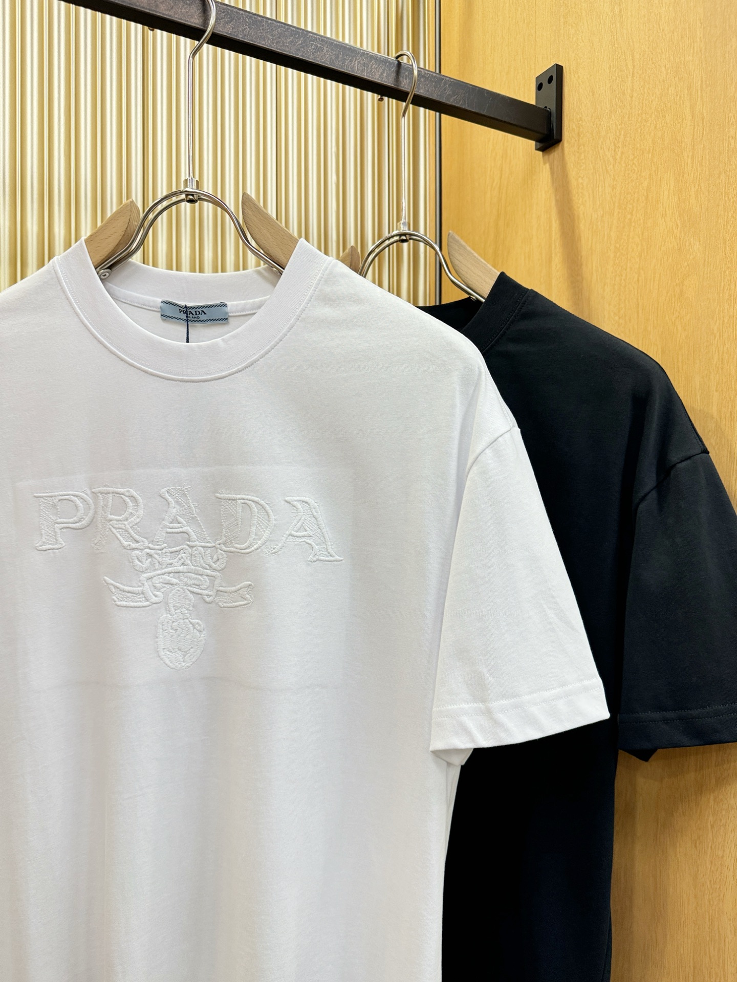 PRADA 普拉达 2026新款短袖T恤！走秀图案时尚休闲短袖T恤衫！设计logo设计！极具设计精选客供
