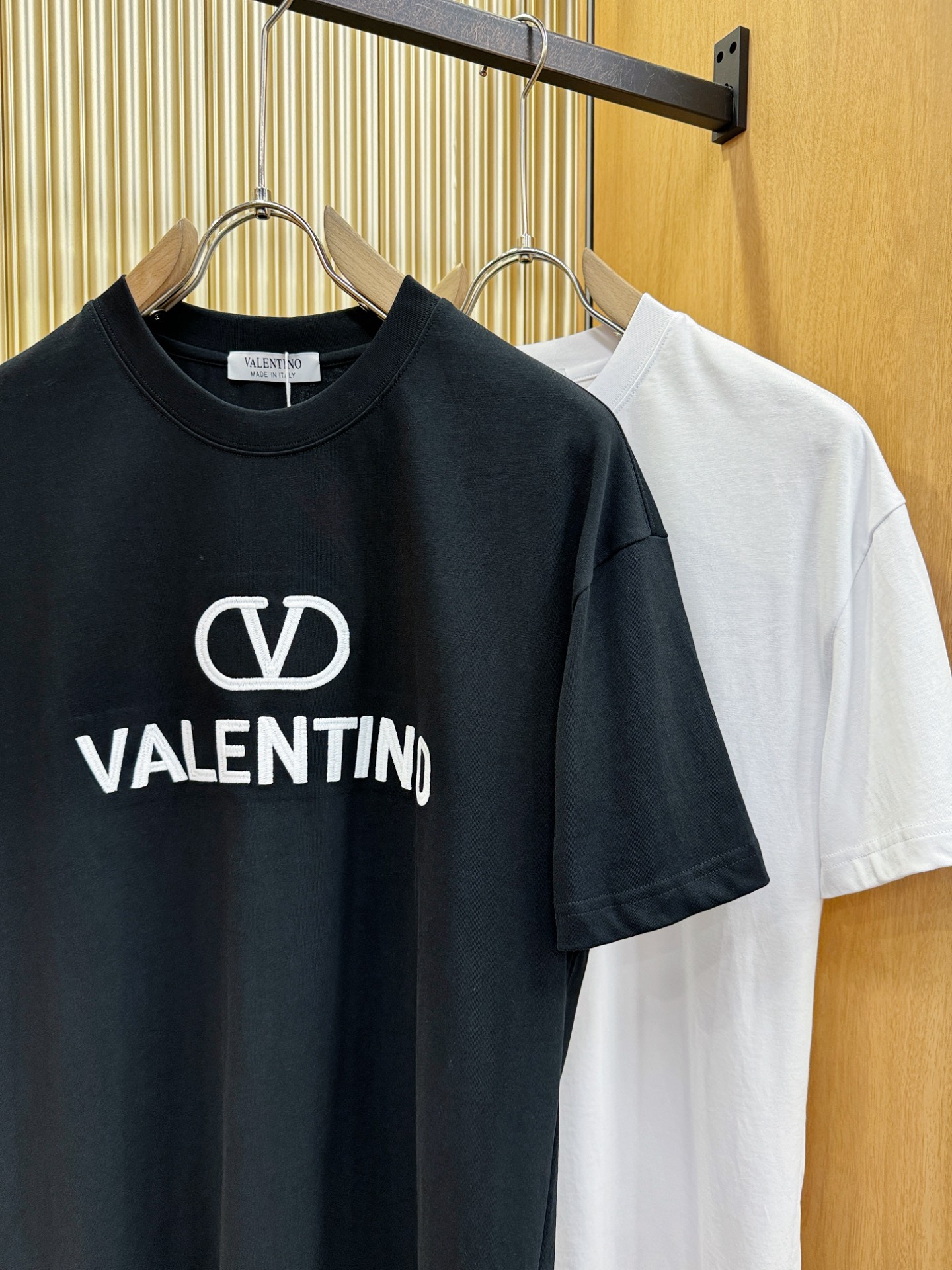 VALENTINO华伦天奴 2026新款短袖T恤！走秀图案时尚休闲短袖T恤衫！设计logo设计！极具设计