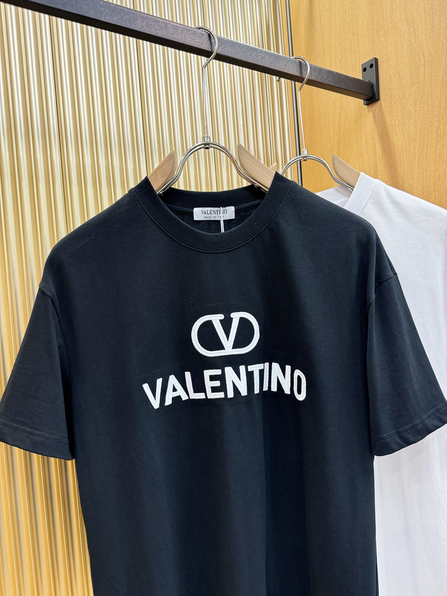 VALENTINO华伦天奴 2026新款短袖T恤！走秀图案时尚休闲短袖T恤衫！设计logo设计！极具设计