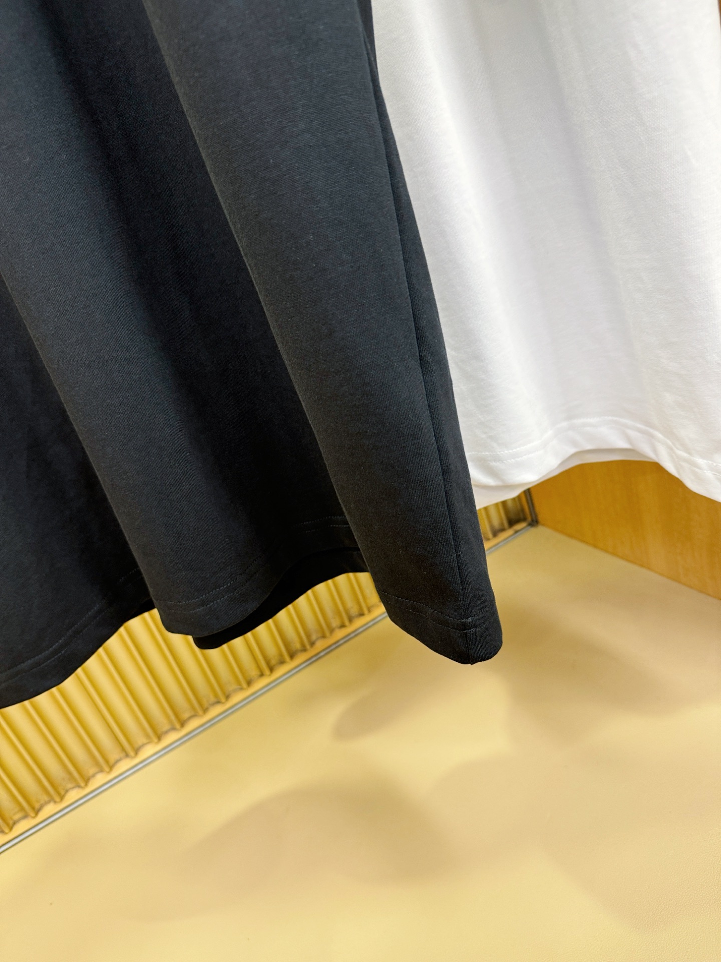 VALENTINO华伦天奴 2026新款短袖T恤！走秀图案时尚休闲短袖T恤衫！设计logo设计！极具设计