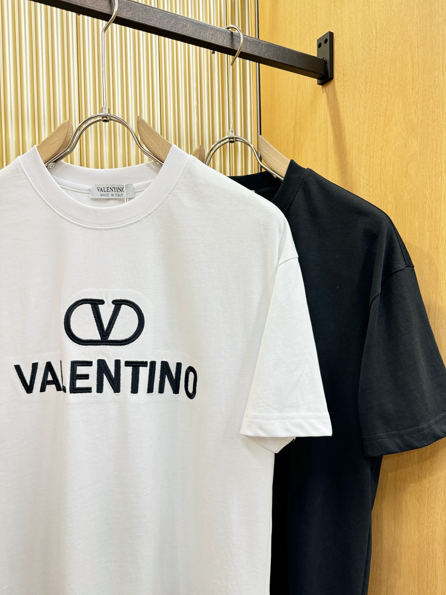 VALENTINO华伦天奴 2026新款短袖T恤！走秀图案时尚休闲短袖T恤衫！设计logo设计！极具设计