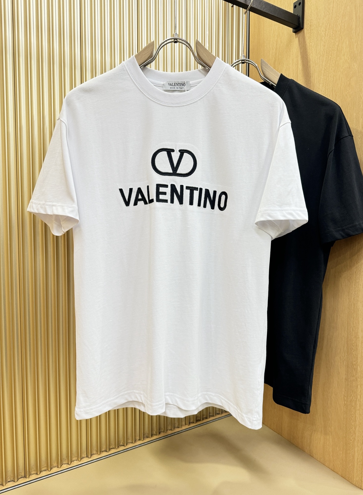 VALENTINO华伦天奴 2026新款短袖T恤！走秀图案时尚休闲短袖T恤衫！设计logo设计！极具设计