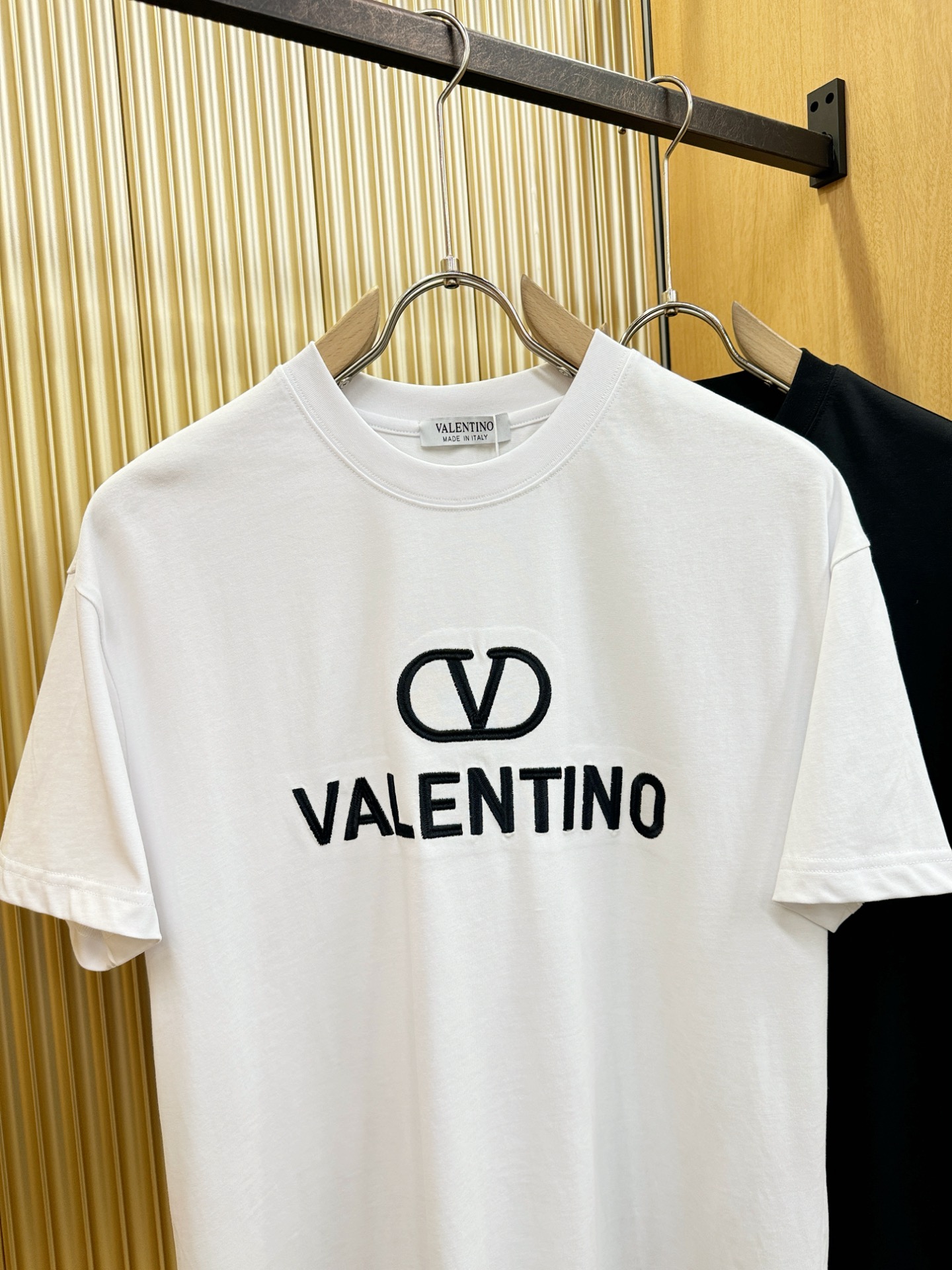 VALENTINO华伦天奴 2026新款短袖T恤！走秀图案时尚休闲短袖T恤衫！设计logo设计！极具设计