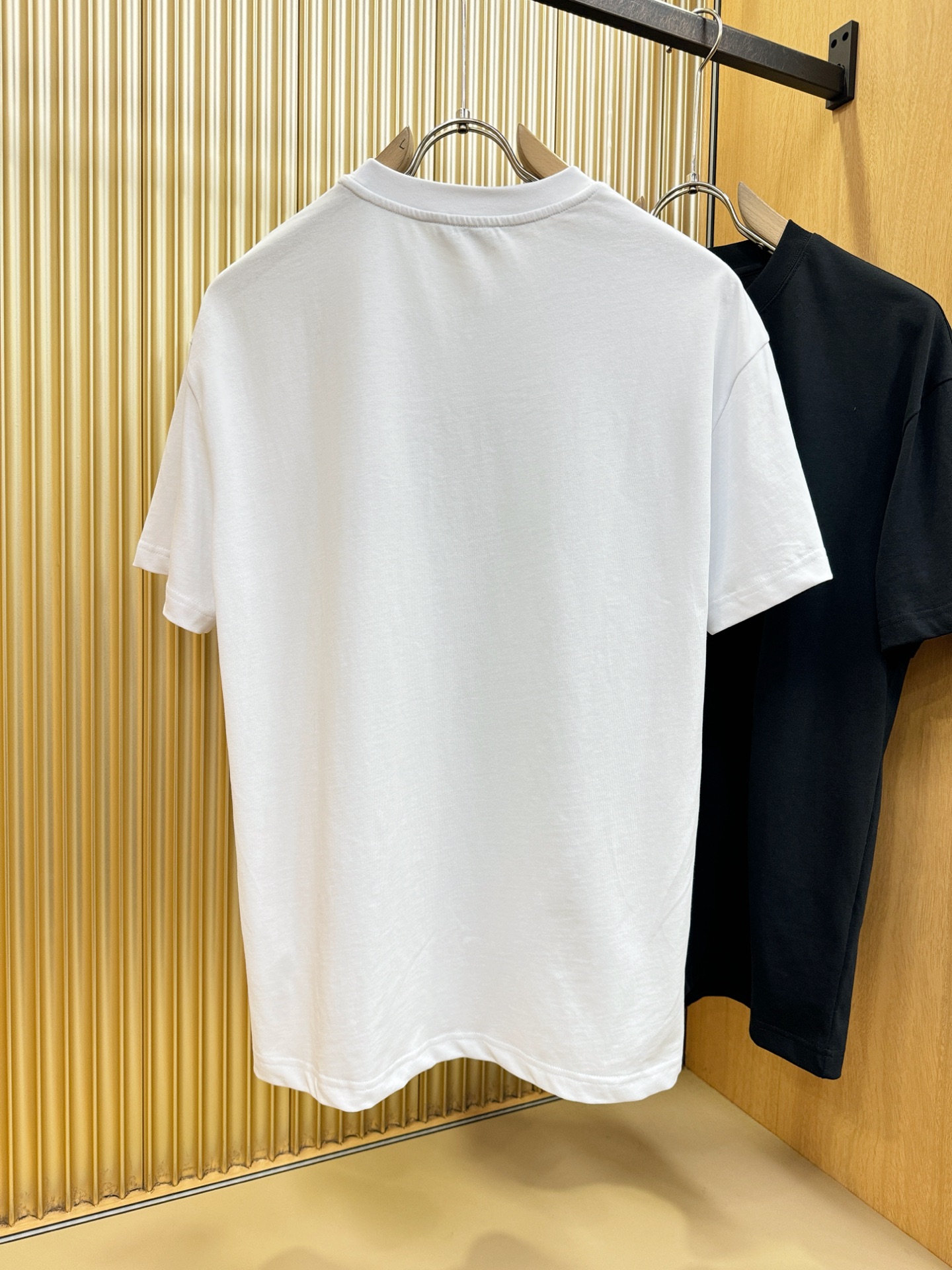 VALENTINO华伦天奴 2026新款短袖T恤！走秀图案时尚休闲短袖T恤衫！设计logo设计！极具设计