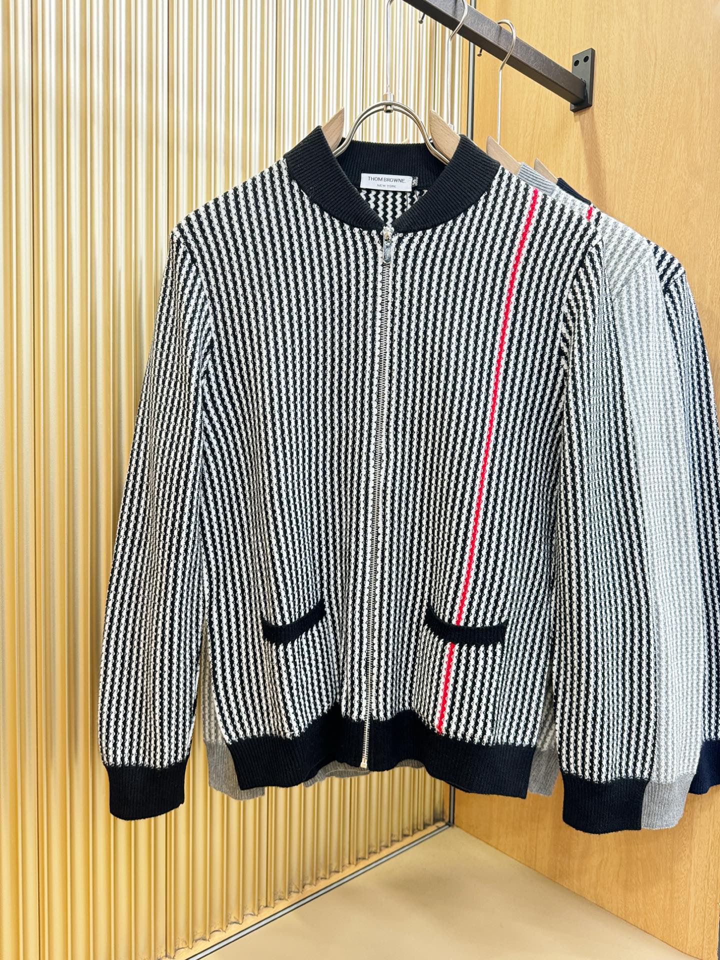 THOM BROWNE 2025秋冬新款毛衣开衫，手感柔软。 logo图案设计，贸易公司渠道稀出，同步官