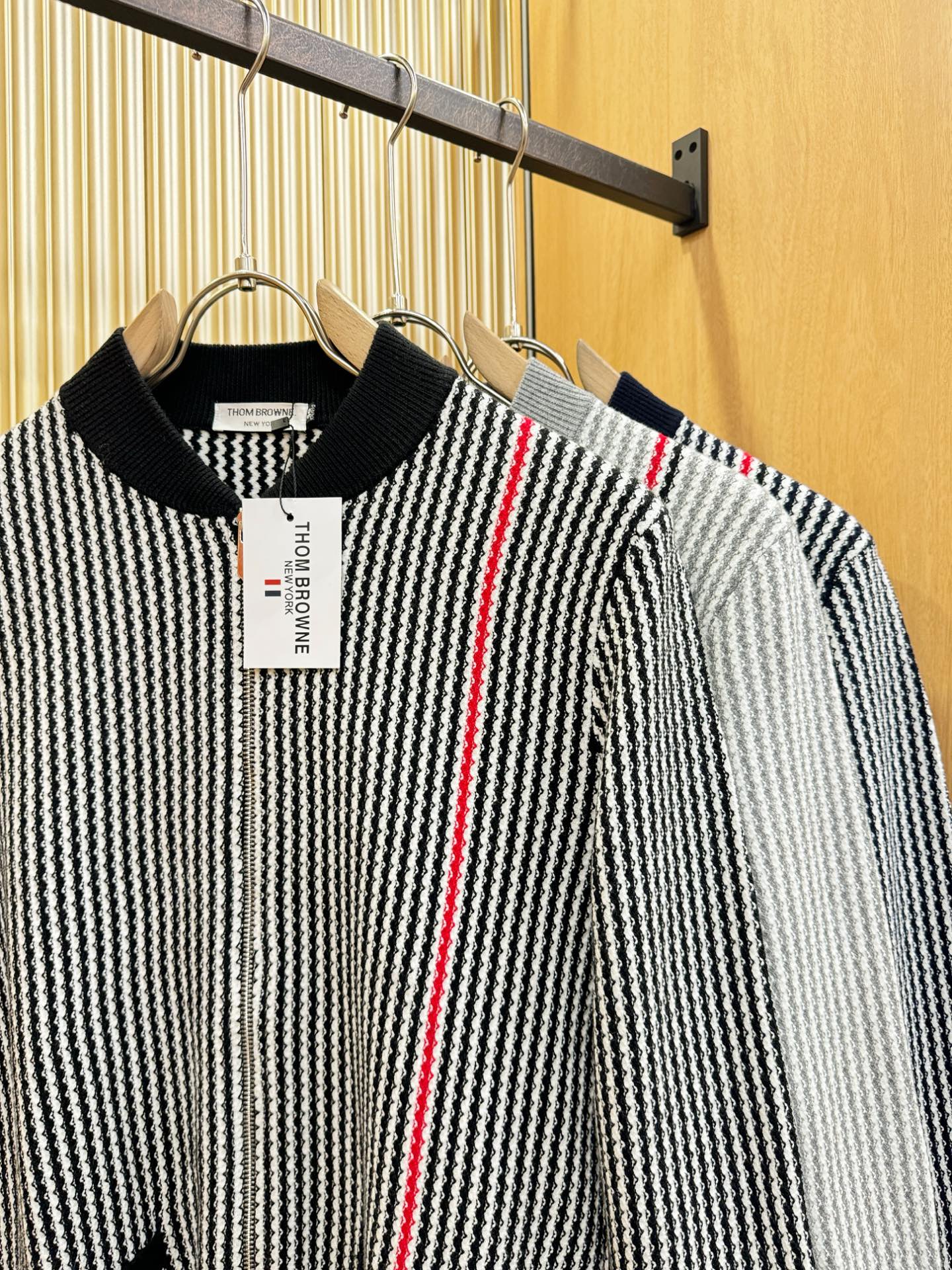 THOM BROWNE 2025秋冬新款毛衣开衫，手感柔软。 logo图案设计，贸易公司渠道稀出，同步官