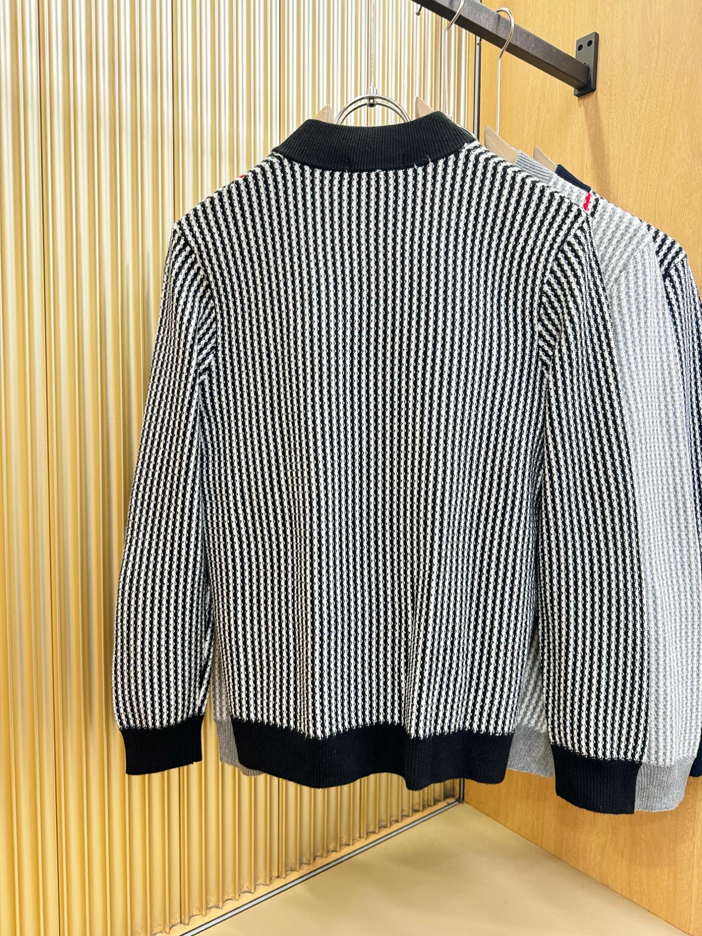 THOM BROWNE 2025秋冬新款毛衣开衫，手感柔软。 logo图案设计，贸易公司渠道稀出，同步官