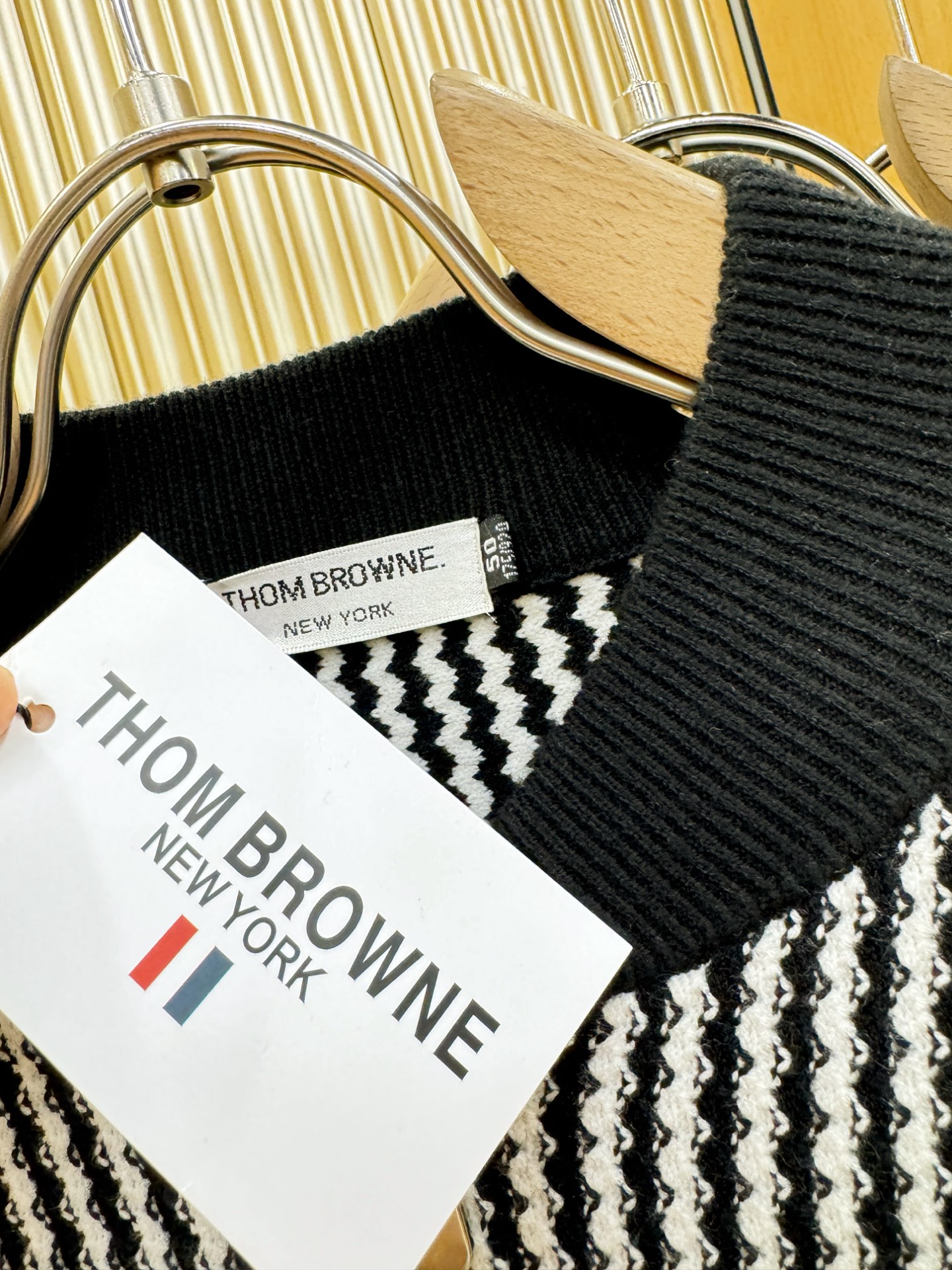 THOM BROWNE 2025秋冬新款毛衣开衫，手感柔软。 logo图案设计，贸易公司渠道稀出，同步官