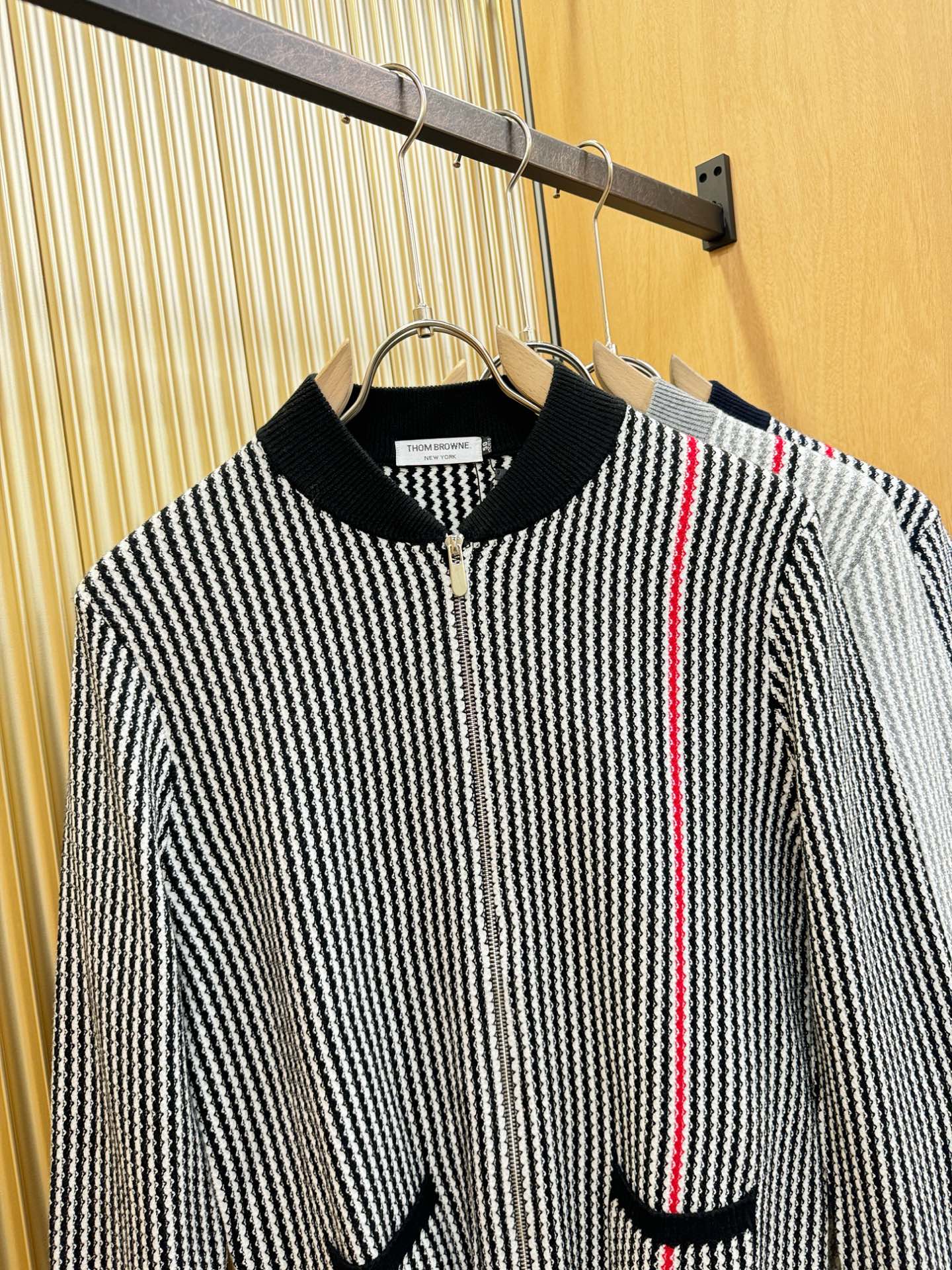 THOM BROWNE 2025秋冬新款毛衣开衫，手感柔软。 logo图案设计，贸易公司渠道稀出，同步官