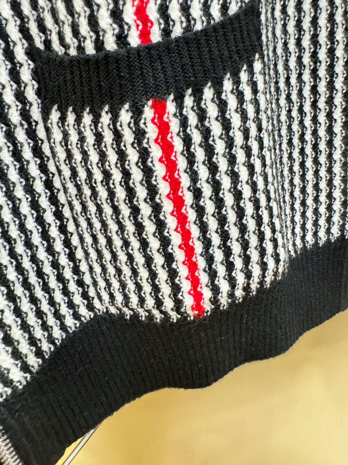 THOM BROWNE 2025秋冬新款毛衣开衫，手感柔软。 logo图案设计，贸易公司渠道稀出，同步官