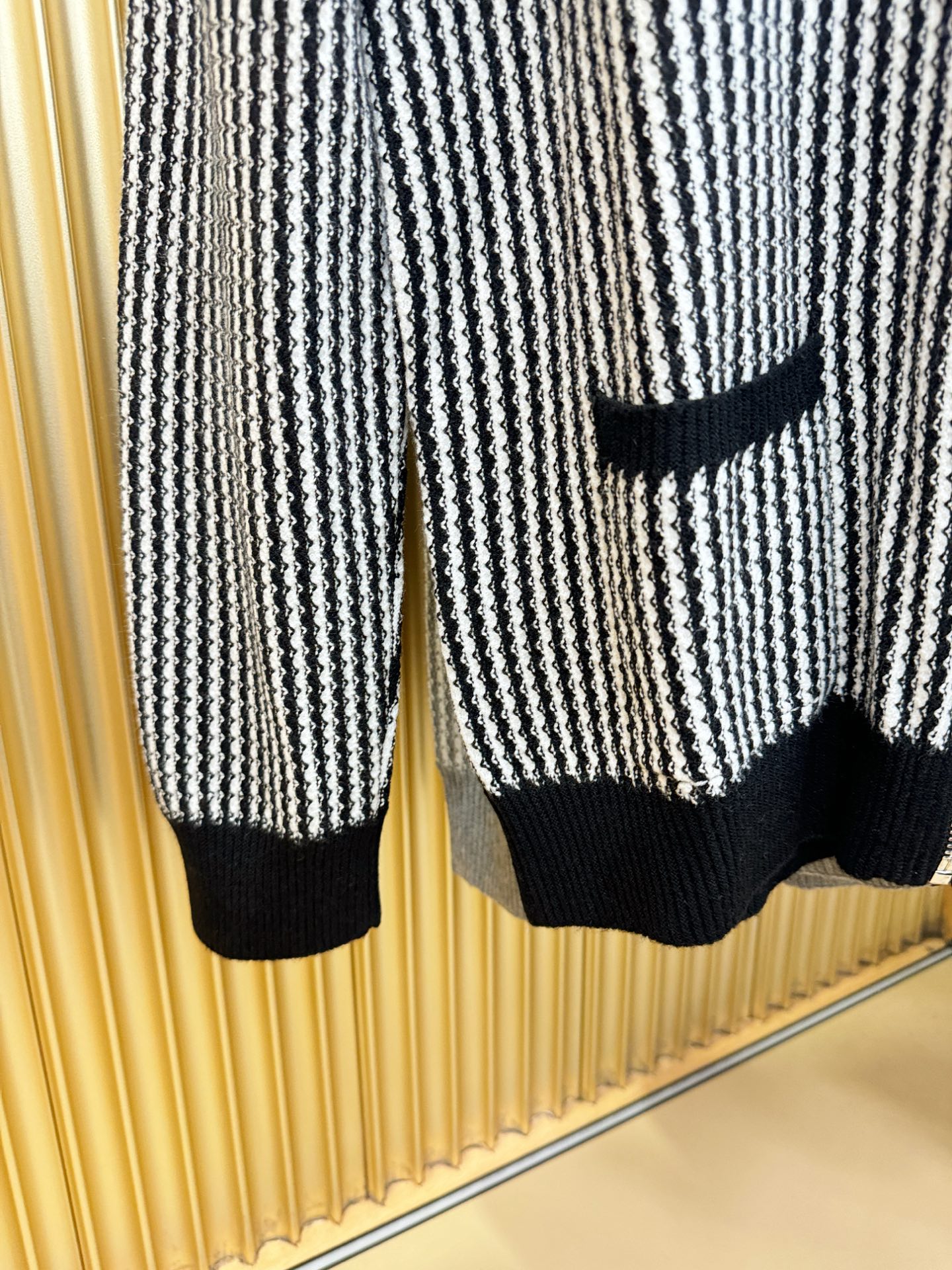 THOM BROWNE 2025秋冬新款毛衣开衫，手感柔软。 logo图案设计，贸易公司渠道稀出，同步官