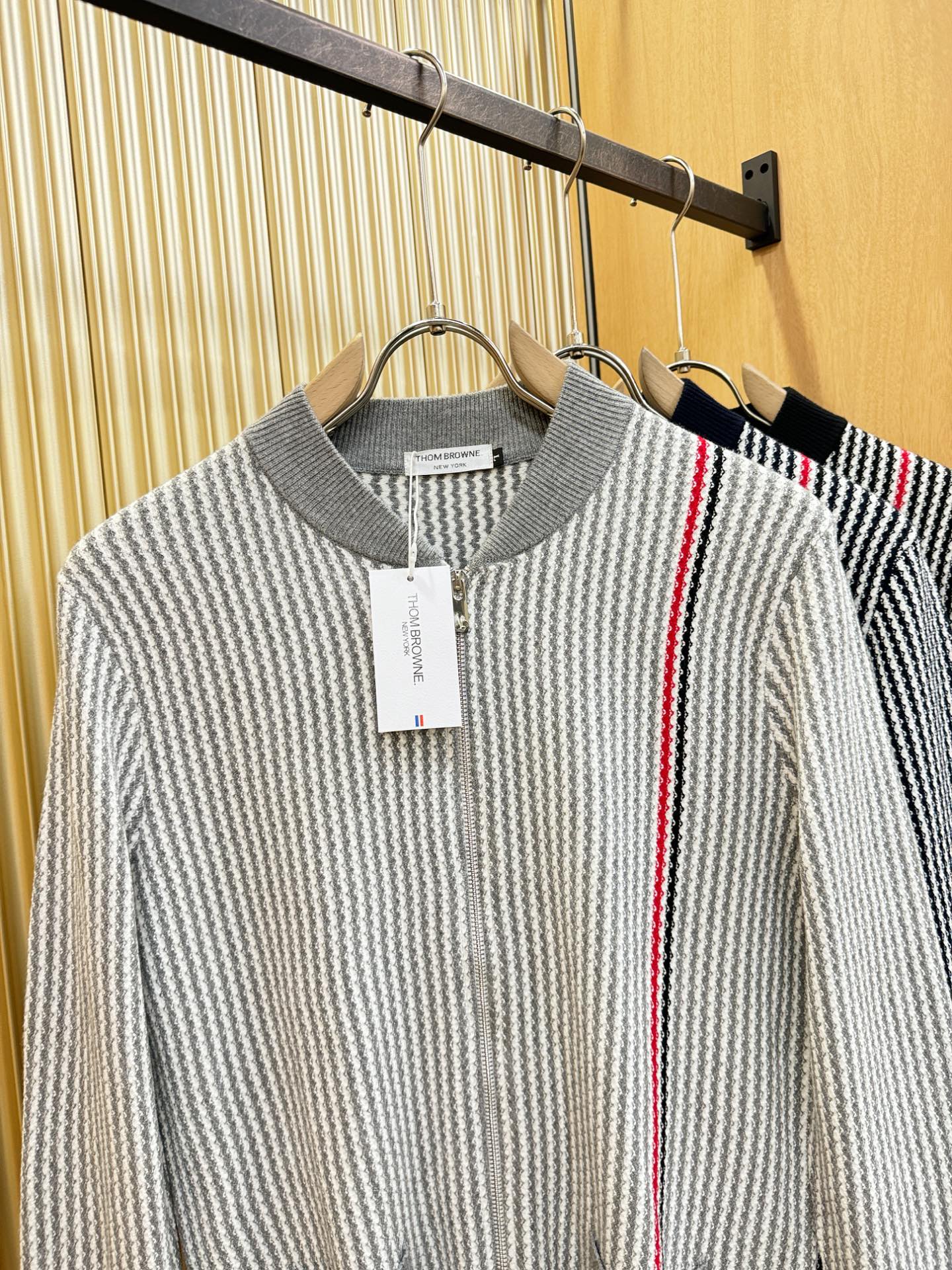 THOM BROWNE 2025秋冬新款毛衣开衫，手感柔软。 logo图案设计，贸易公司渠道稀出，同步官