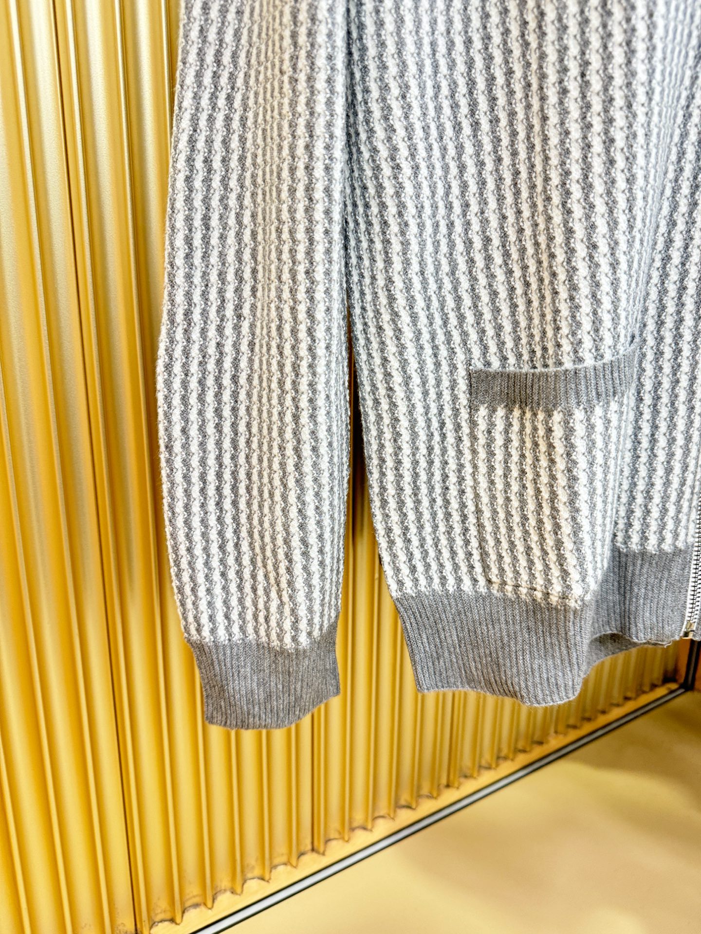 THOM BROWNE 2025秋冬新款毛衣开衫，手感柔软。 logo图案设计，贸易公司渠道稀出，同步官