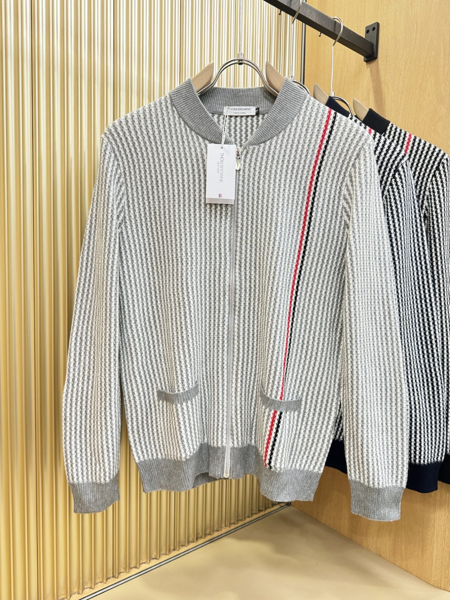 THOM BROWNE 2025秋冬新款毛衣开衫，手感柔软。 logo图案设计，贸易公司渠道稀出，同步官