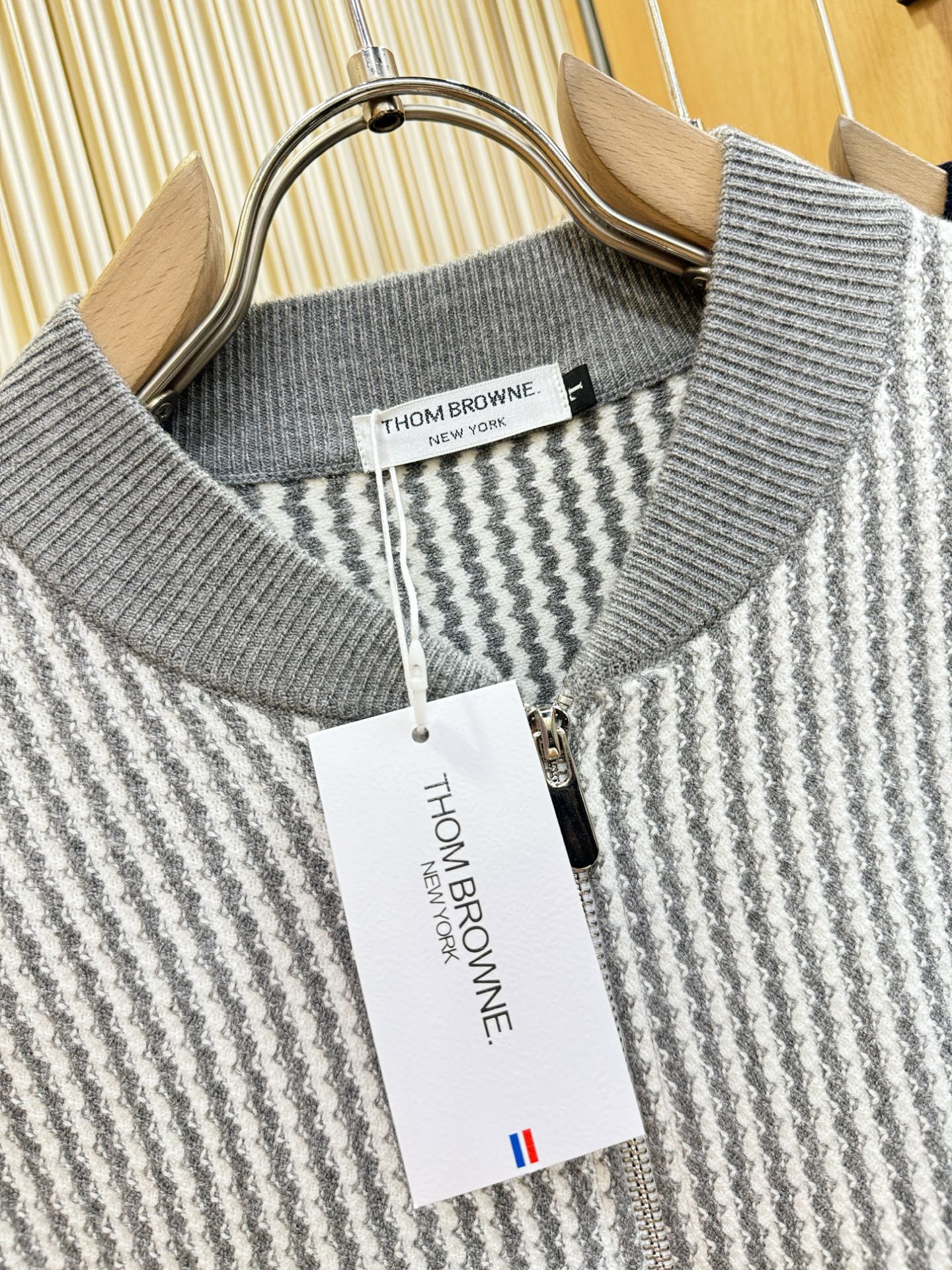 THOM BROWNE 2025秋冬新款毛衣开衫，手感柔软。 logo图案设计，贸易公司渠道稀出，同步官