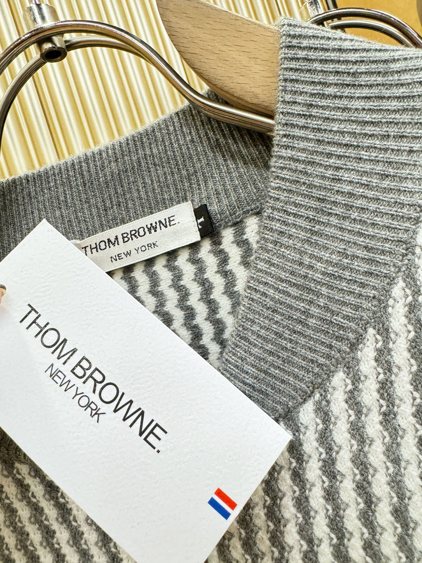 THOM BROWNE 2025秋冬新款毛衣开衫，手感柔软。 logo图案设计，贸易公司渠道稀出，同步官