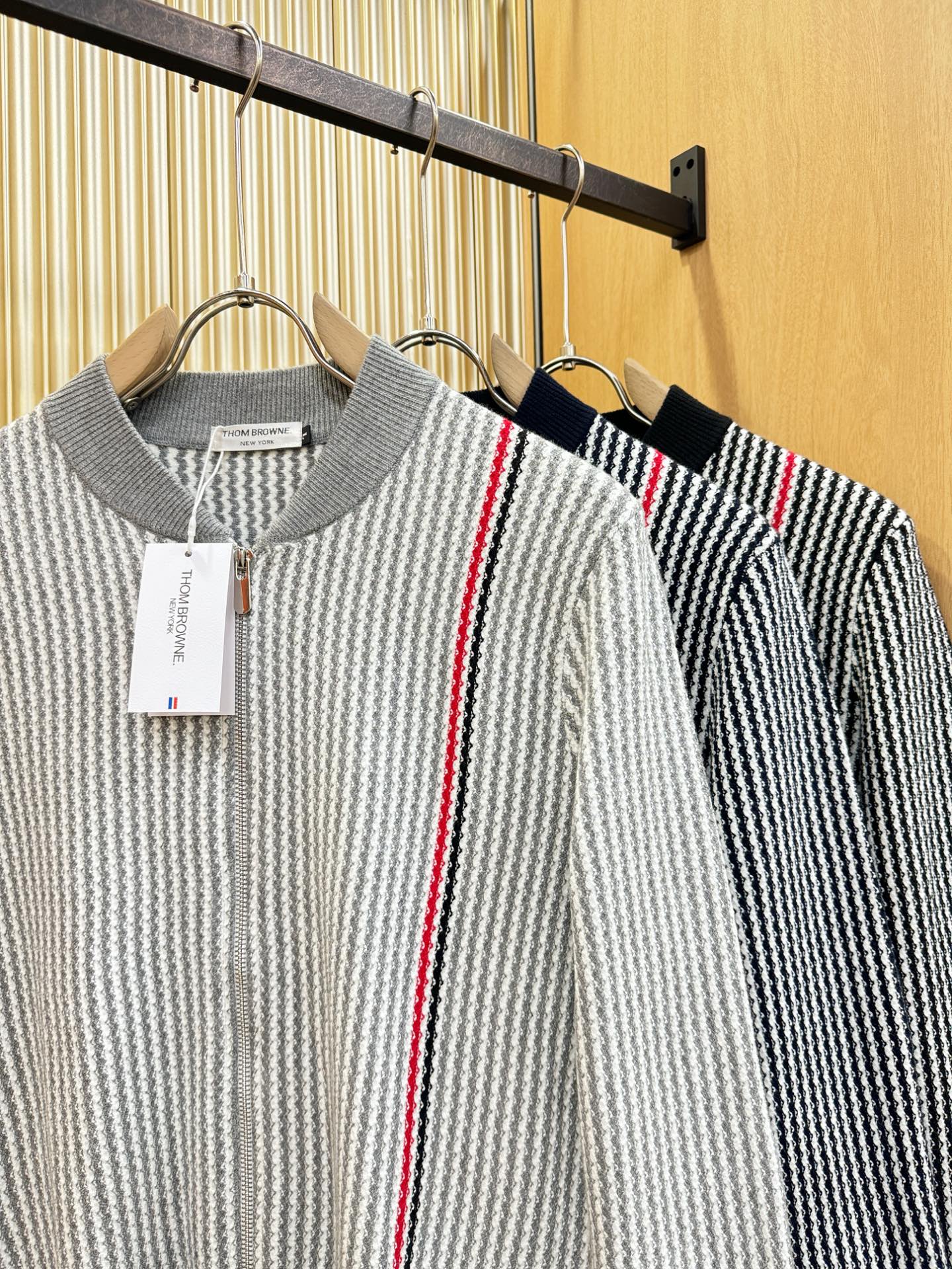 THOM BROWNE 2025秋冬新款毛衣开衫，手感柔软。 logo图案设计，贸易公司渠道稀出，同步官