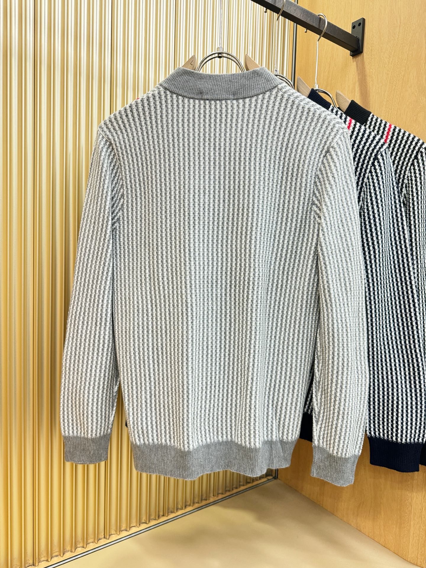 THOM BROWNE 2025秋冬新款毛衣开衫，手感柔软。 logo图案设计，贸易公司渠道稀出，同步官