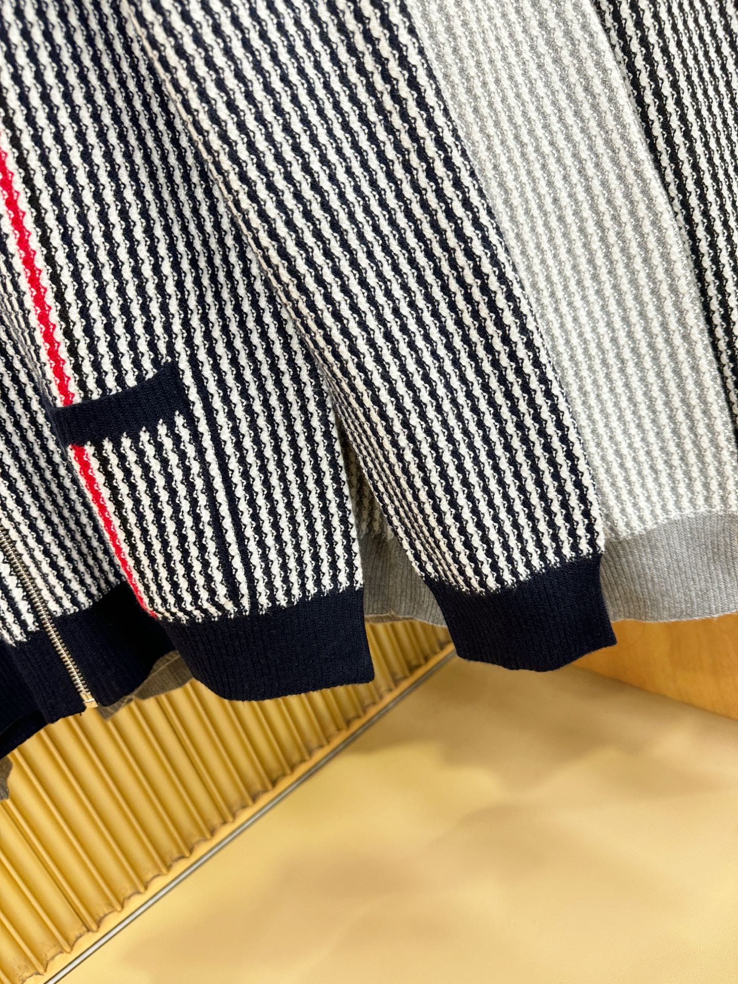 THOM BROWNE 2025秋冬新款毛衣开衫，手感柔软。 logo图案设计，贸易公司渠道稀出，同步官