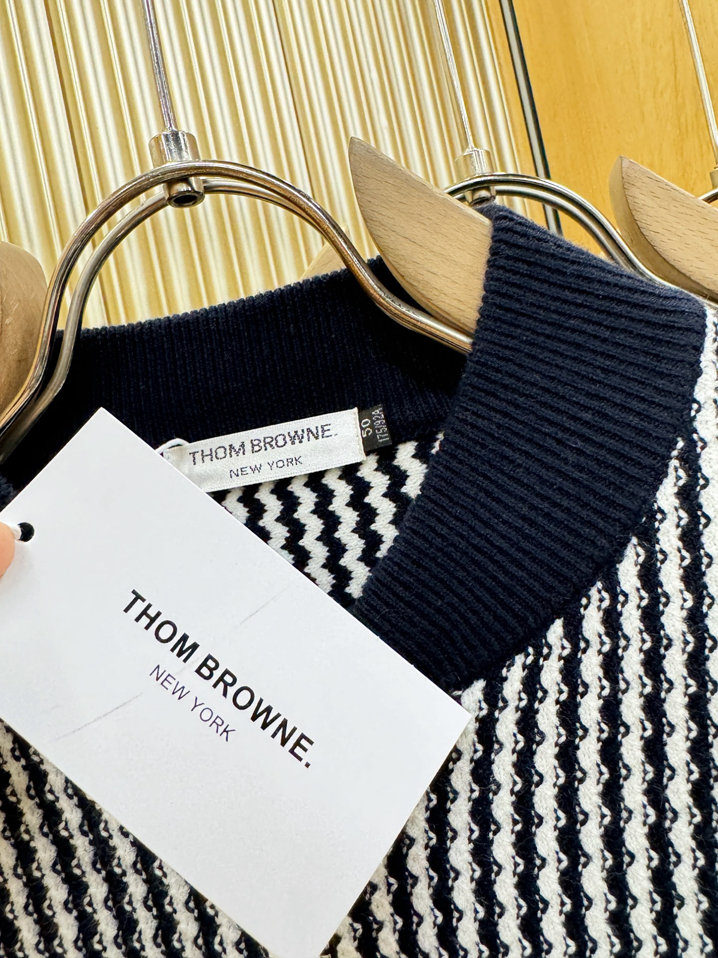 THOM BROWNE 2025秋冬新款毛衣开衫，手感柔软。 logo图案设计，贸易公司渠道稀出，同步官