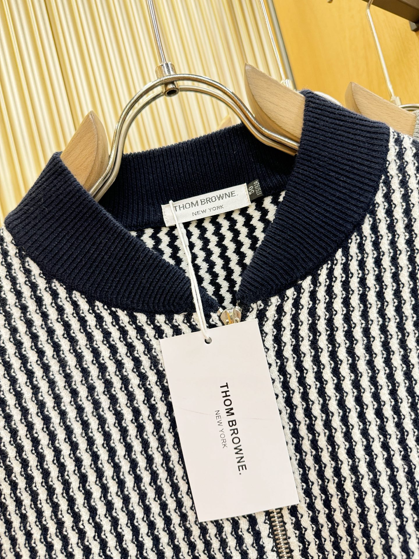 THOM BROWNE 2025秋冬新款毛衣开衫，手感柔软。 logo图案设计，贸易公司渠道稀出，同步官