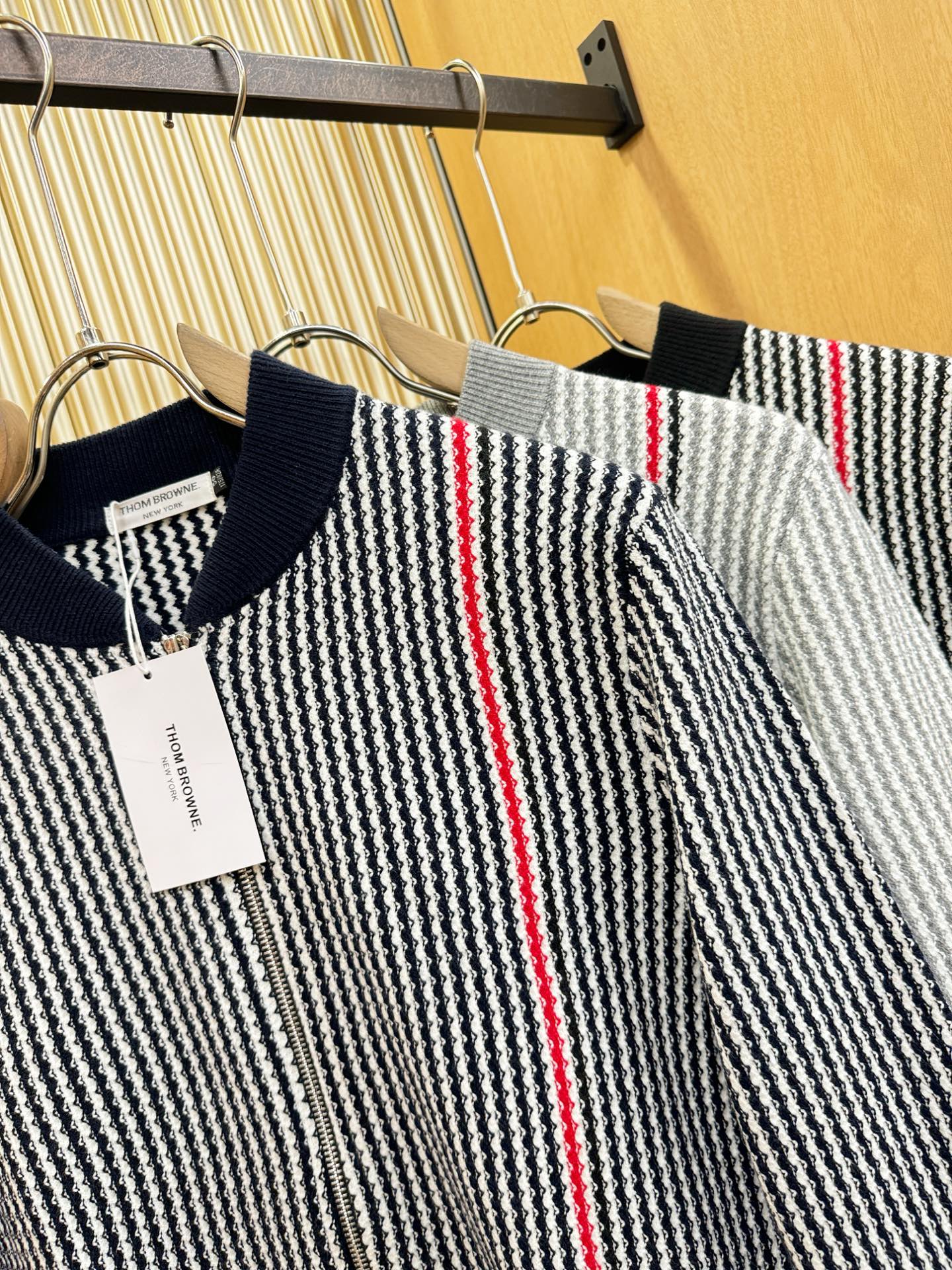 THOM BROWNE 2025秋冬新款毛衣开衫，手感柔软。 logo图案设计，贸易公司渠道稀出，同步官