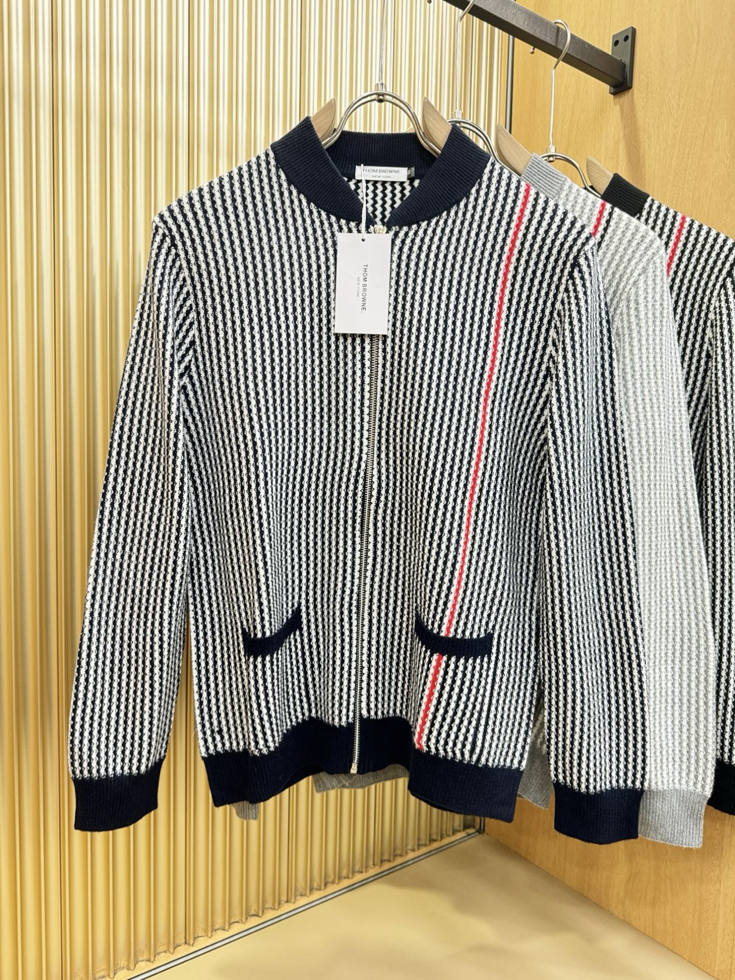 THOM BROWNE 2025秋冬新款毛衣开衫，手感柔软。 logo图案设计，贸易公司渠道稀出，同步官