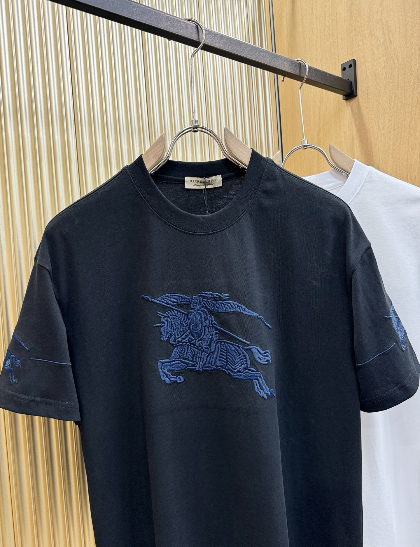 BURBERRY巴宝莉 2026新款短袖T恤！走秀图案时尚休闲短袖T恤衫！设计logo设计！极具设计精选