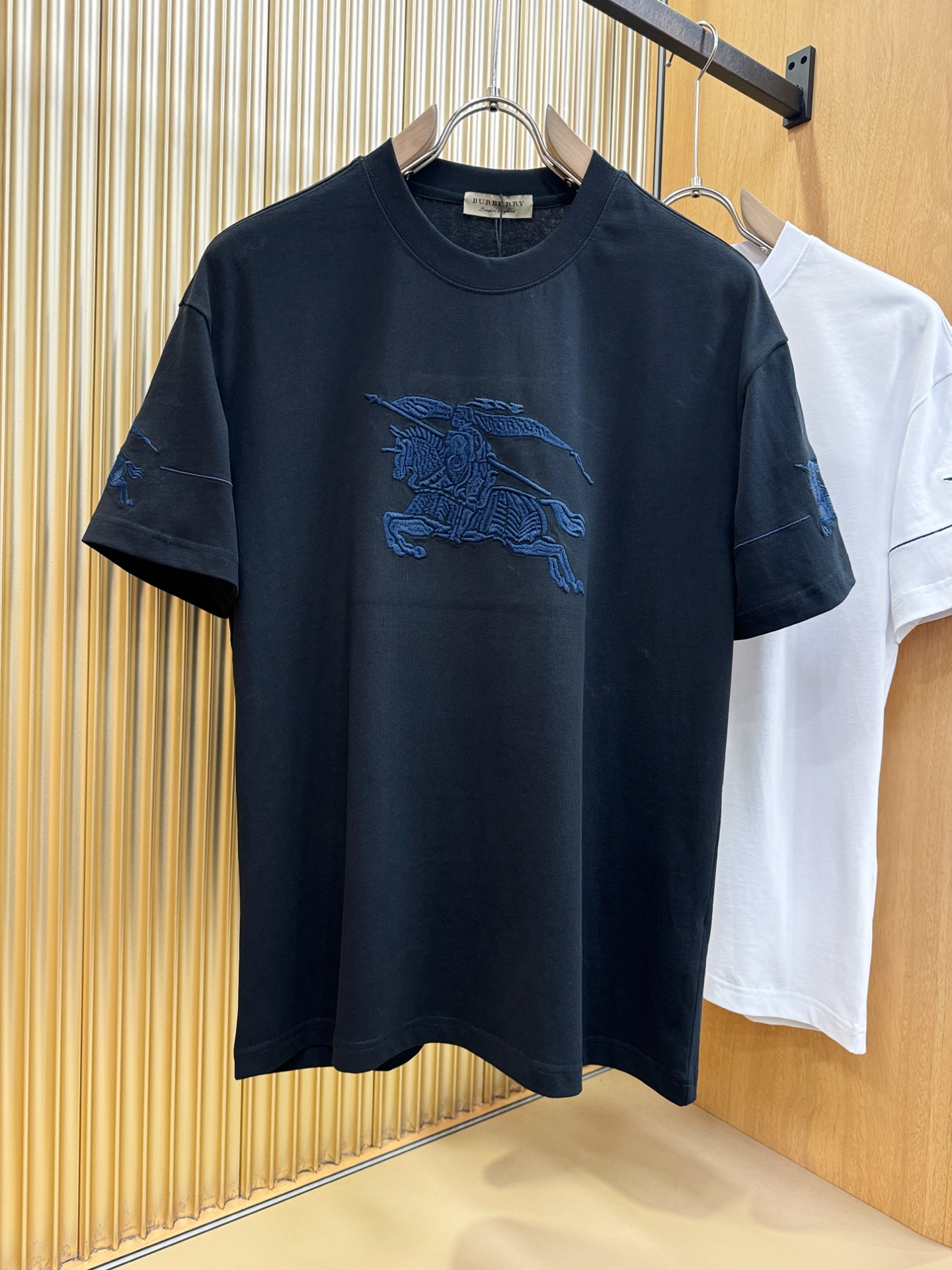 BURBERRY巴宝莉 2026新款短袖T恤！走秀图案时尚休闲短袖T恤衫！设计logo设计！极具设计精选