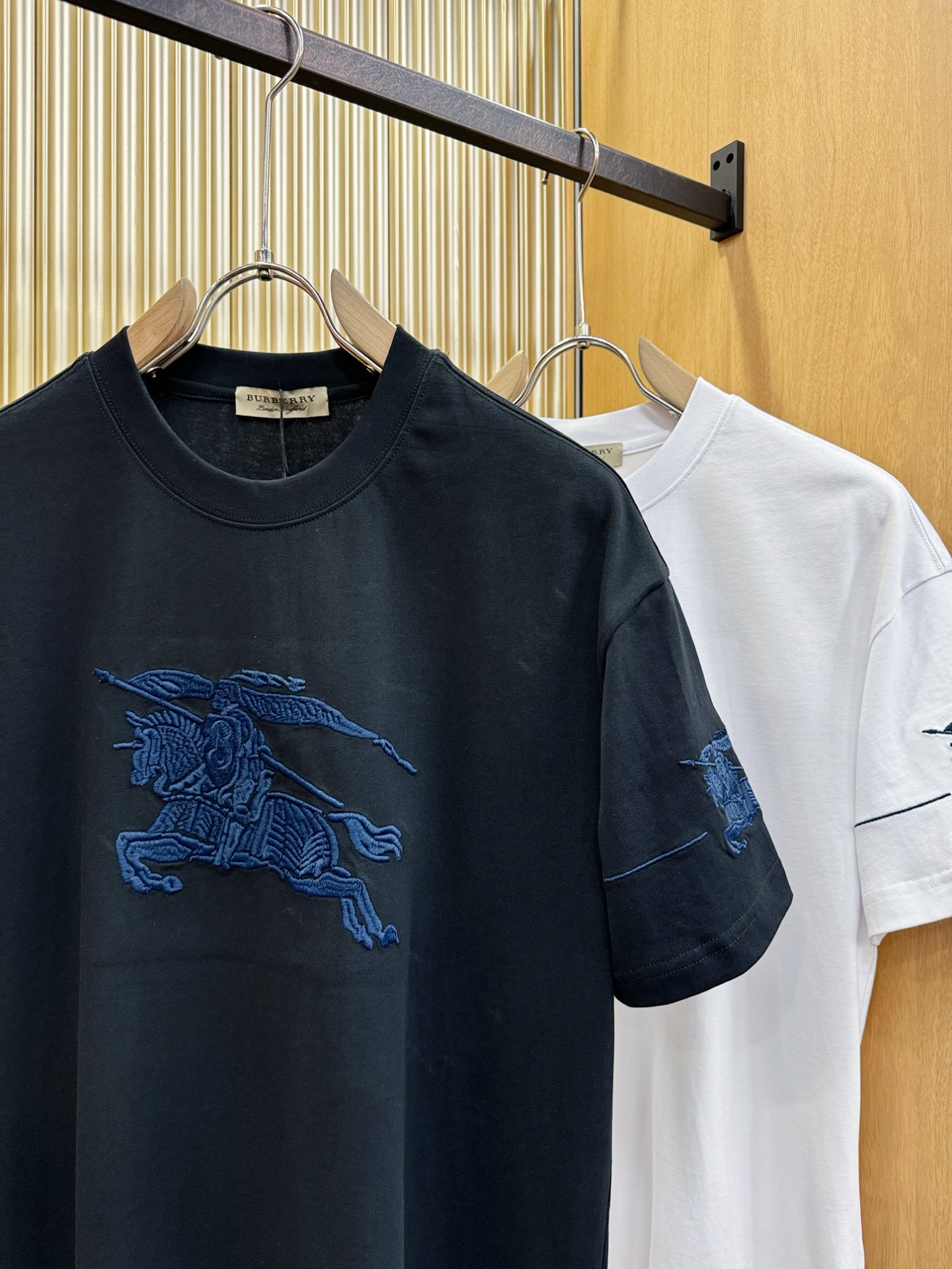 BURBERRY巴宝莉 2026新款短袖T恤！走秀图案时尚休闲短袖T恤衫！设计logo设计！极具设计精选