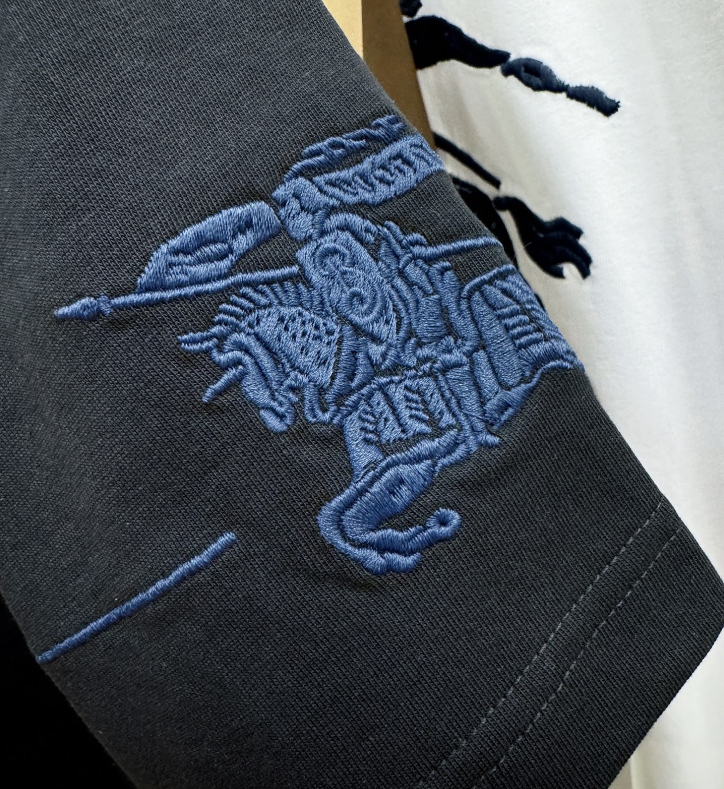 BURBERRY巴宝莉 2026新款短袖T恤！走秀图案时尚休闲短袖T恤衫！设计logo设计！极具设计精选