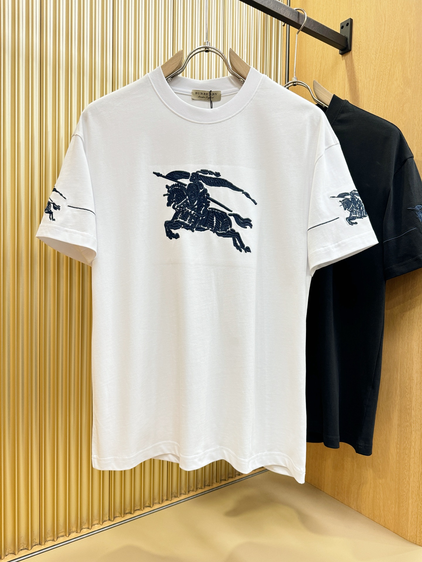 BURBERRY巴宝莉 2026新款短袖T恤！走秀图案时尚休闲短袖T恤衫！设计logo设计！极具设计精选