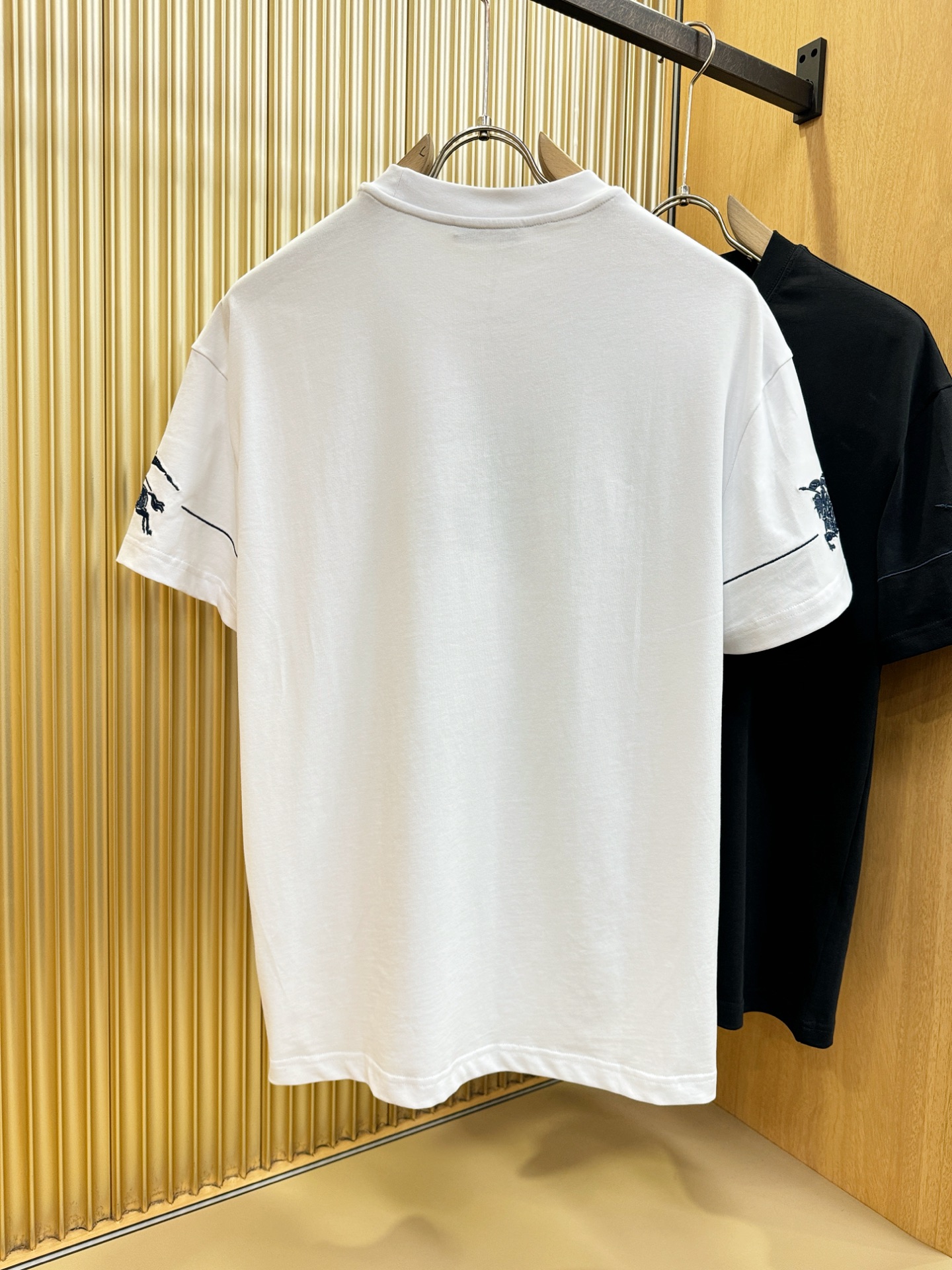 BURBERRY巴宝莉 2026新款短袖T恤！走秀图案时尚休闲短袖T恤衫！设计logo设计！极具设计精选