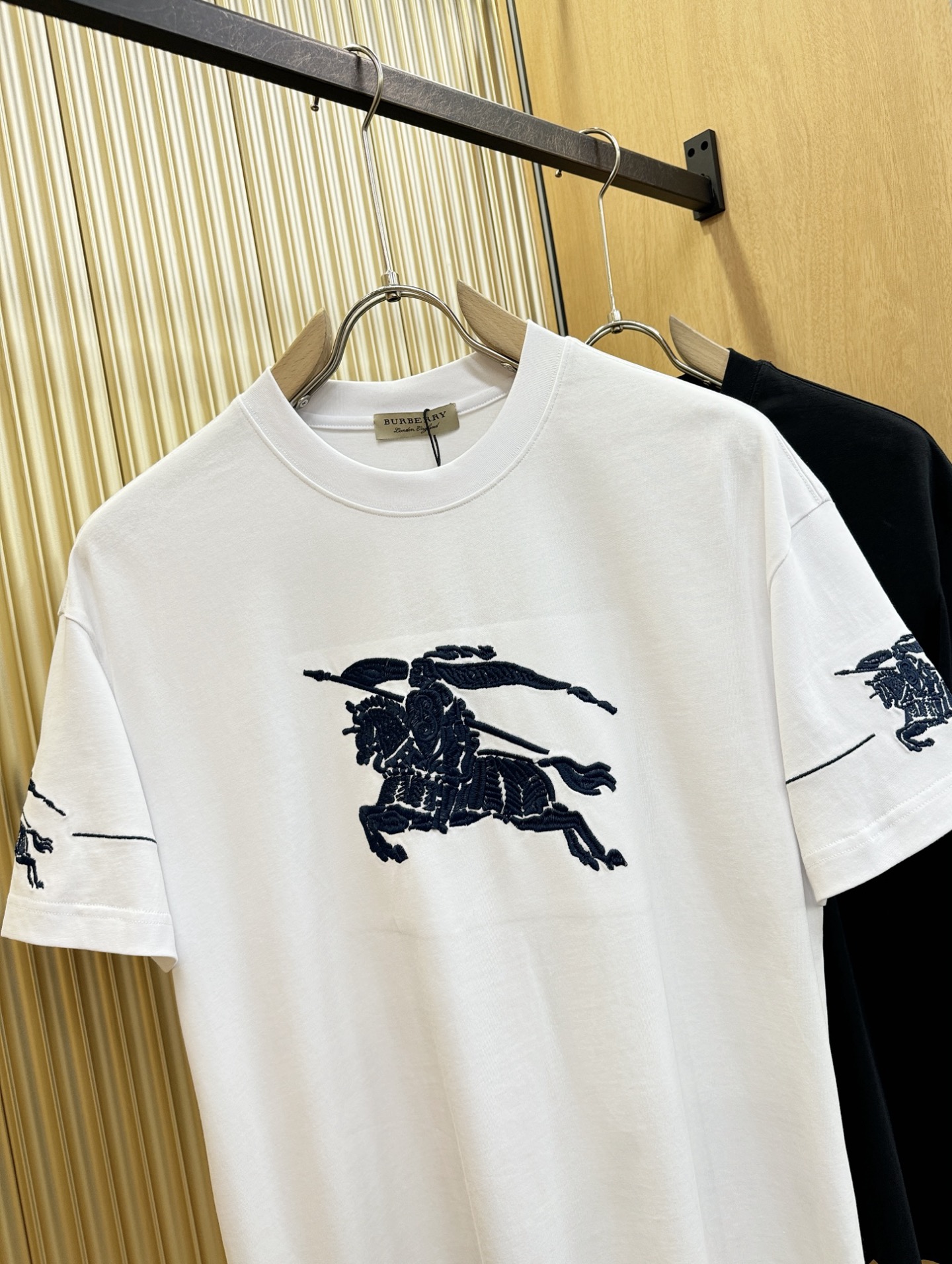 BURBERRY巴宝莉 2026新款短袖T恤！走秀图案时尚休闲短袖T恤衫！设计logo设计！极具设计精选