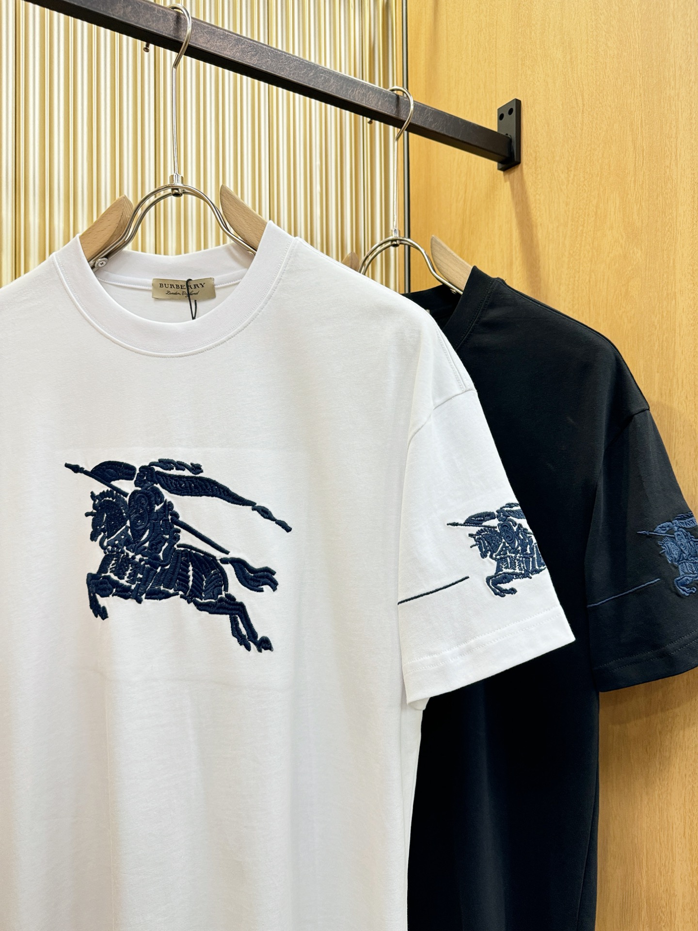 BURBERRY巴宝莉 2026新款短袖T恤！走秀图案时尚休闲短袖T恤衫！设计logo设计！极具设计精选