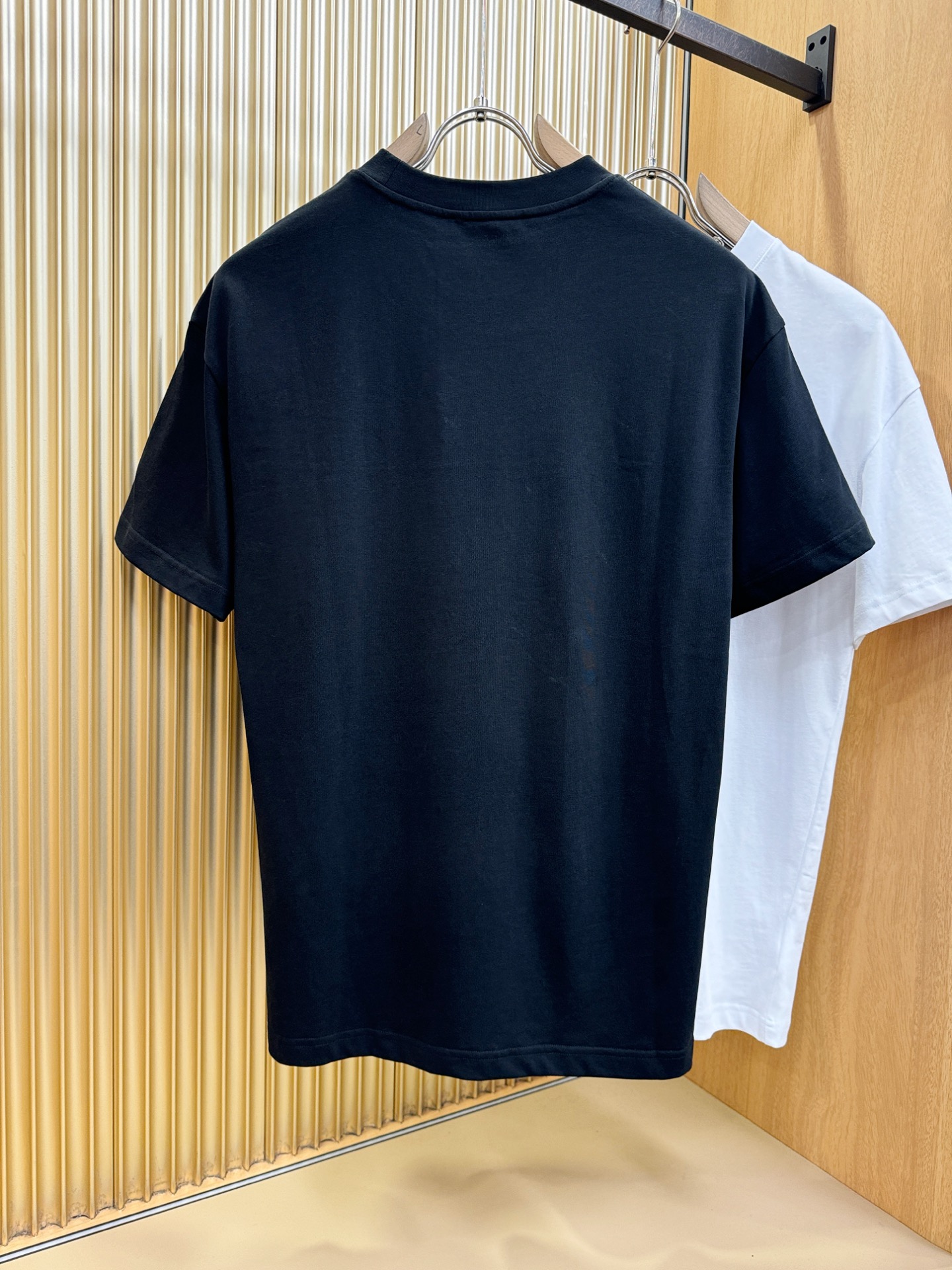 VALENTINO华伦天奴 2026新款短袖T恤！走秀图案时尚休闲短袖T恤衫！设计logo设计！极具设计