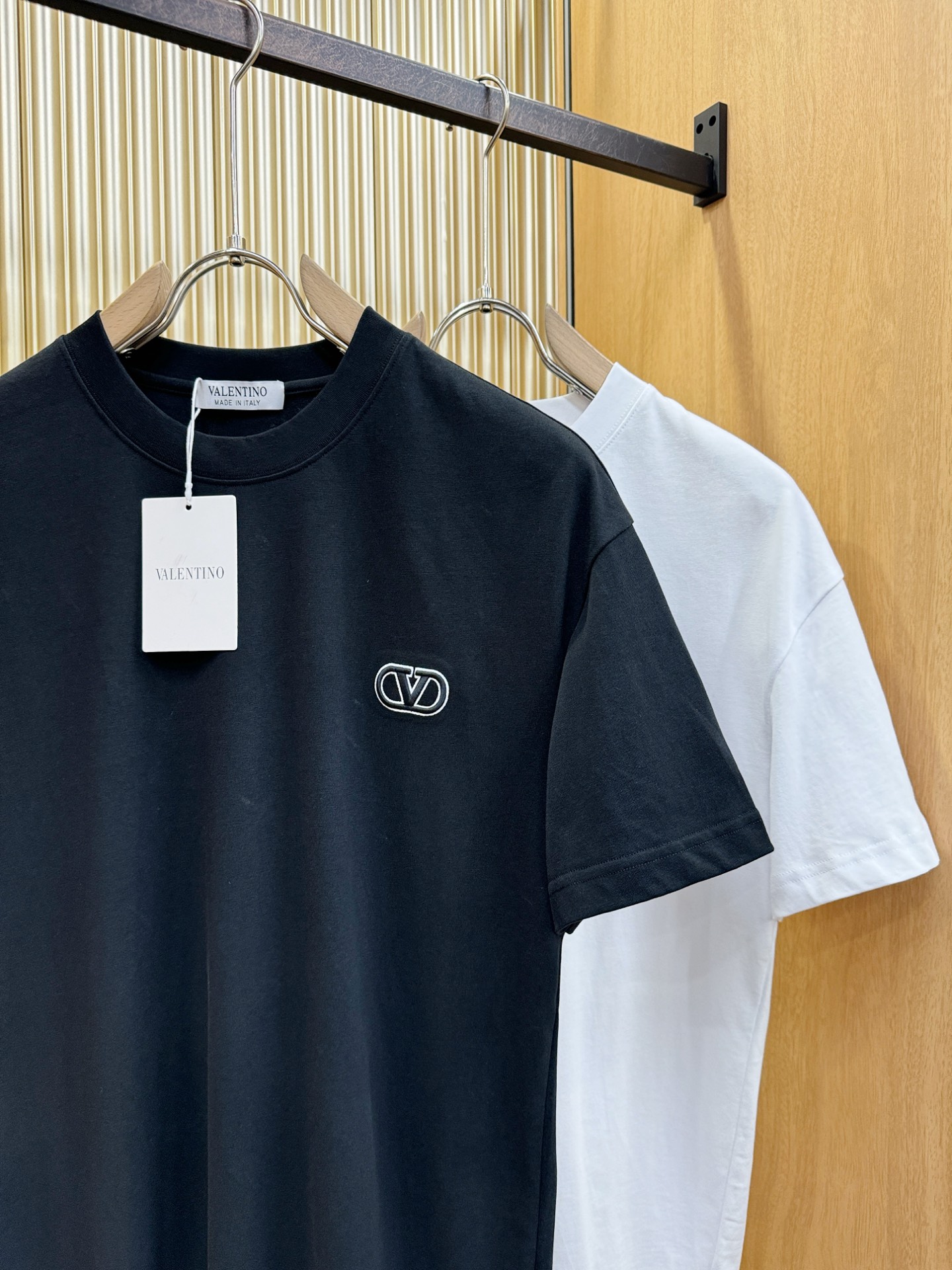 VALENTINO华伦天奴 2026新款短袖T恤！走秀图案时尚休闲短袖T恤衫！设计logo设计！极具设计
