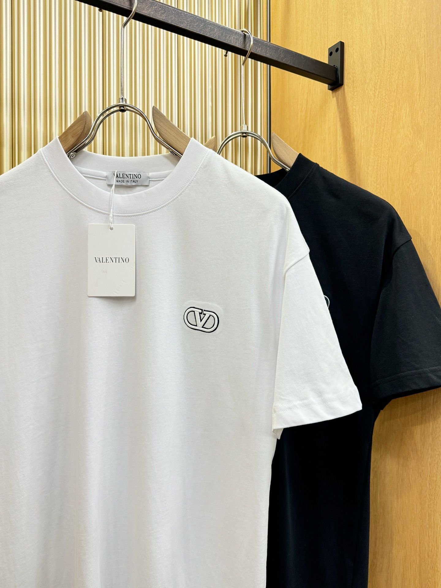 VALENTINO华伦天奴 2026新款短袖T恤！走秀图案时尚休闲短袖T恤衫！设计logo设计！极具设计