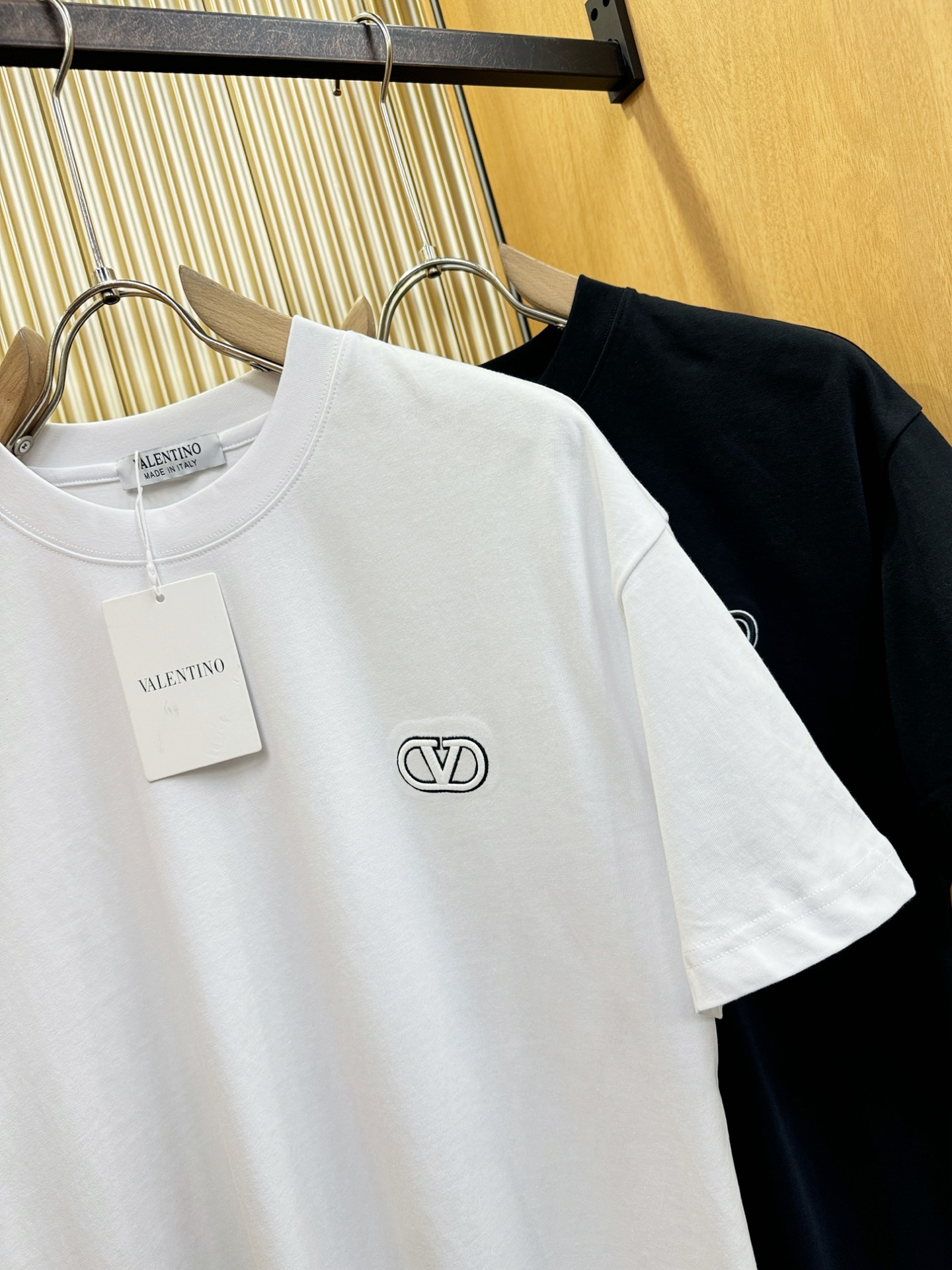 VALENTINO华伦天奴 2026新款短袖T恤！走秀图案时尚休闲短袖T恤衫！设计logo设计！极具设计