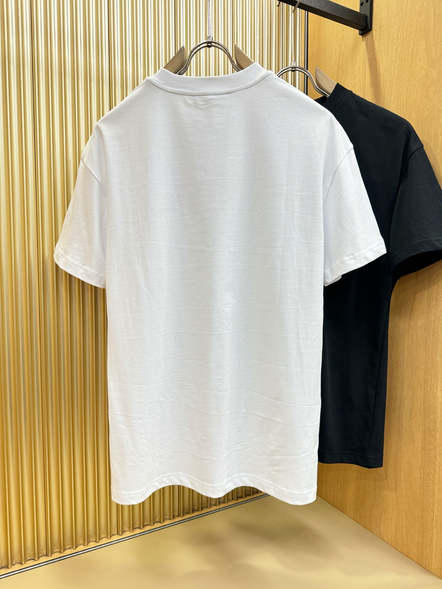 VALENTINO华伦天奴 2026新款短袖T恤！走秀图案时尚休闲短袖T恤衫！设计logo设计！极具设计