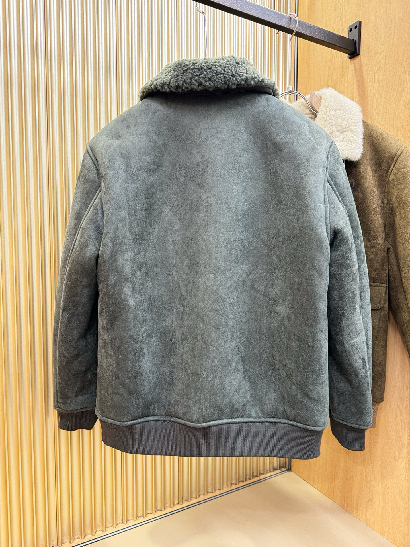 LV路易威登 新品皮毛一体，原生态人造皮面料；100%进口皮毛一体！采用进口人造皮！皮料品质相当高级。内