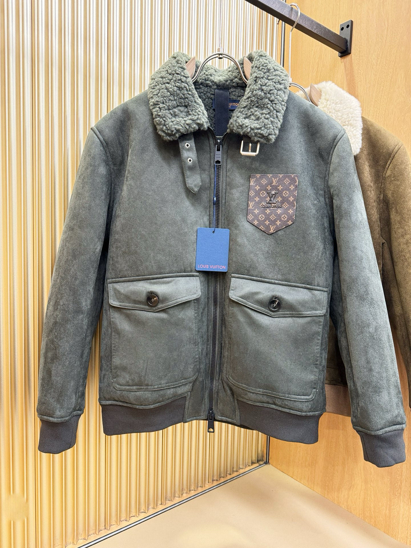 LV路易威登 新品皮毛一体，原生态人造皮面料；100%进口皮毛一体！采用进口人造皮！皮料品质相当高级。内