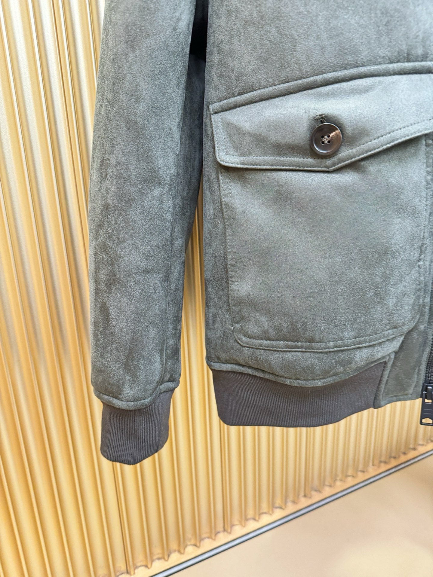 LV路易威登 新品皮毛一体，原生态人造皮面料；100%进口皮毛一体！采用进口人造皮！皮料品质相当高级。内