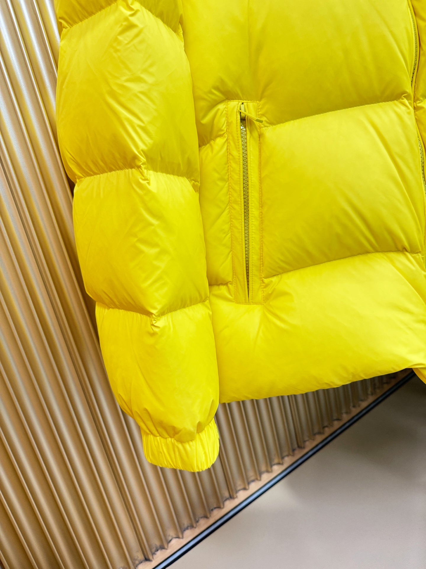 高版本Moncler蒙口 2025新款羽绒服秀场新品，品相非常完美，专柜高科技防水面料，内里90%白鹅绒