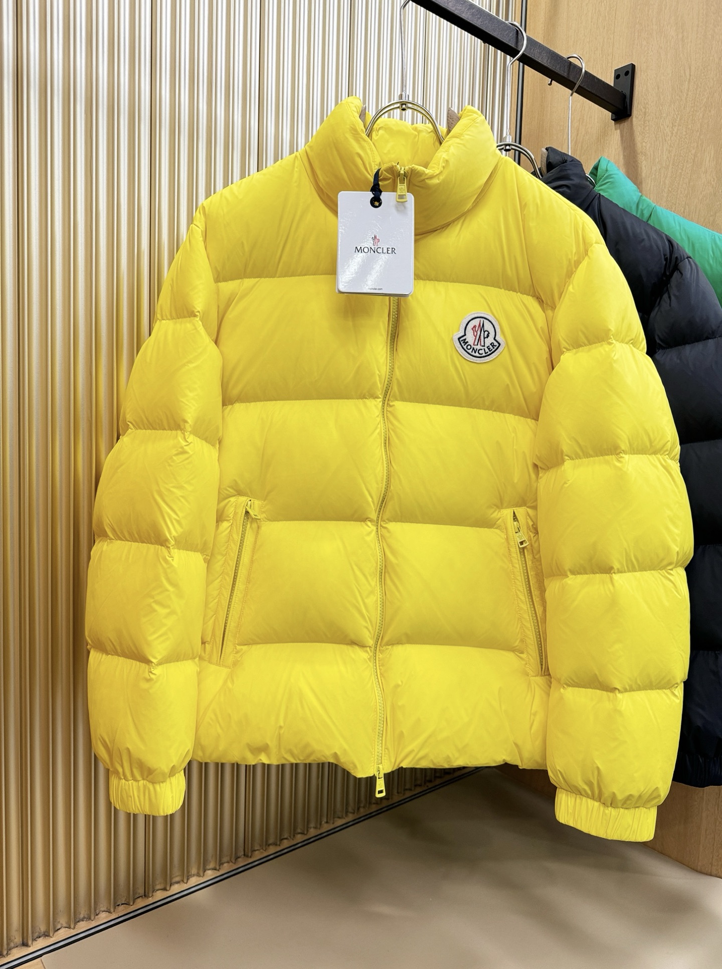 高版本Moncler蒙口 2025新款羽绒服秀场新品，品相非常完美，专柜高科技防水面料，内里90%白鹅绒