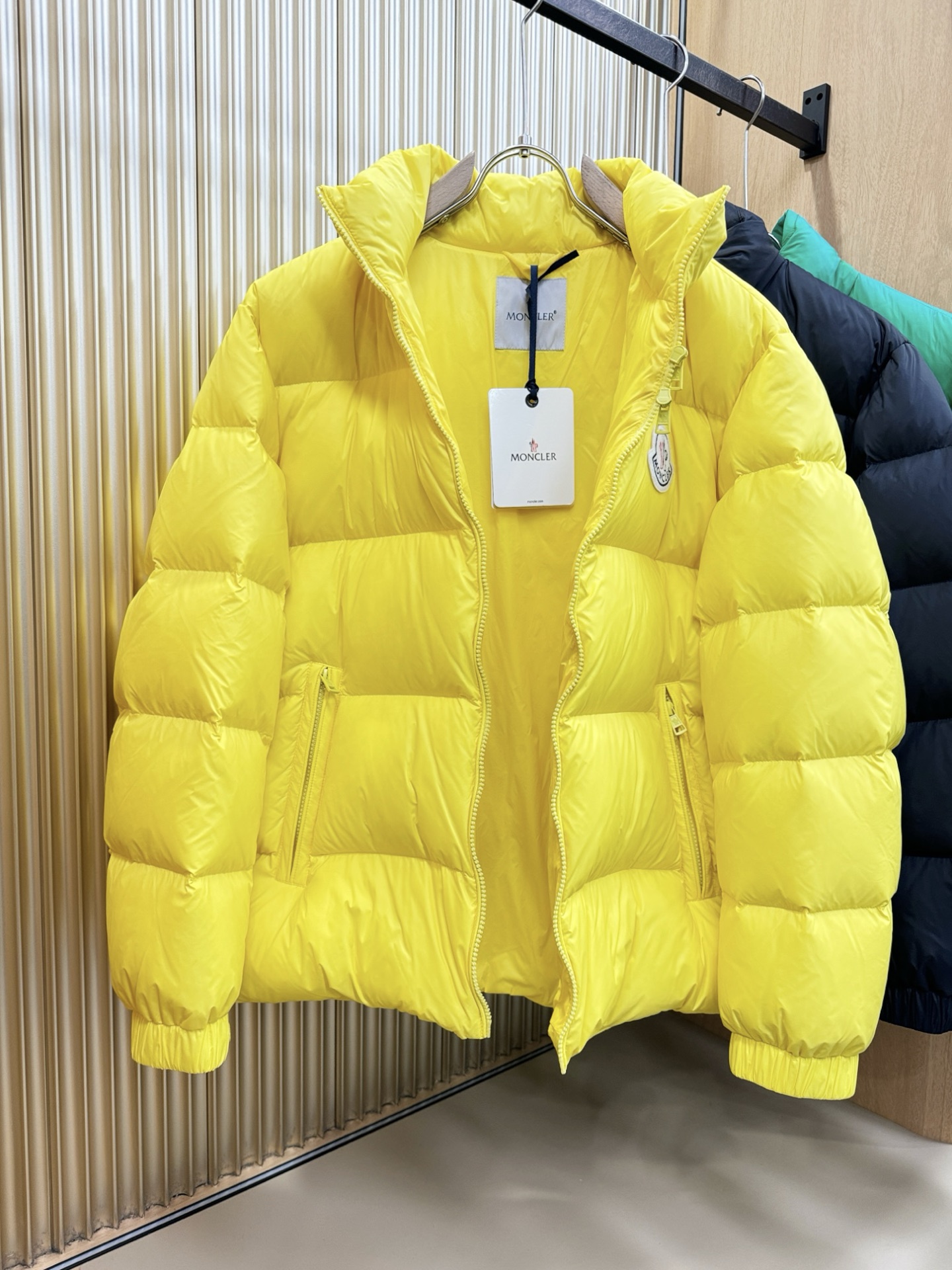 高版本Moncler蒙口 2025新款羽绒服秀场新品，品相非常完美，专柜高科技防水面料，内里90%白鹅绒