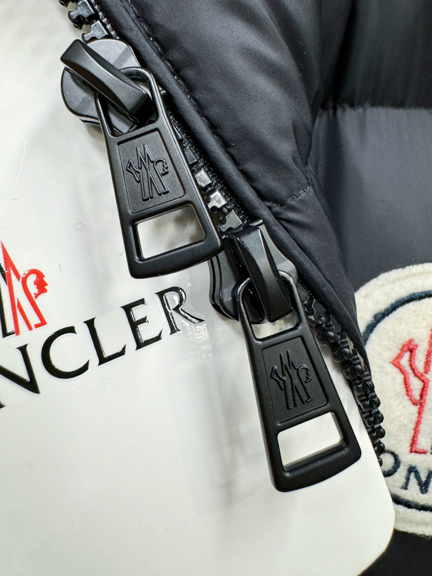 高版本Moncler蒙口 2025新款羽绒服秀场新品，品相非常完美，专柜高科技防水面料，内里90%白鹅绒