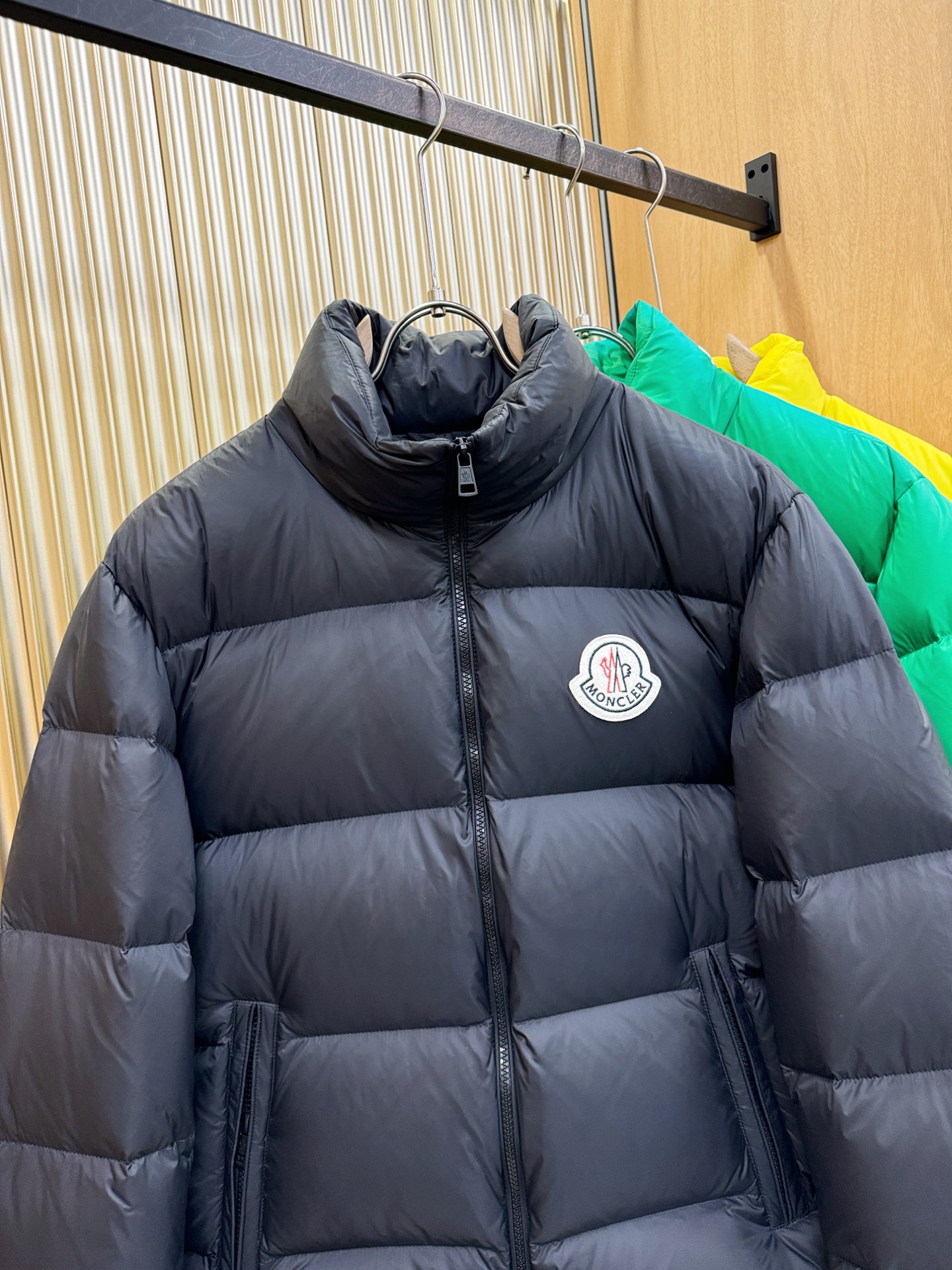 高版本Moncler蒙口 2025新款羽绒服秀场新品，品相非常完美，专柜高科技防水面料，内里90%白鹅绒